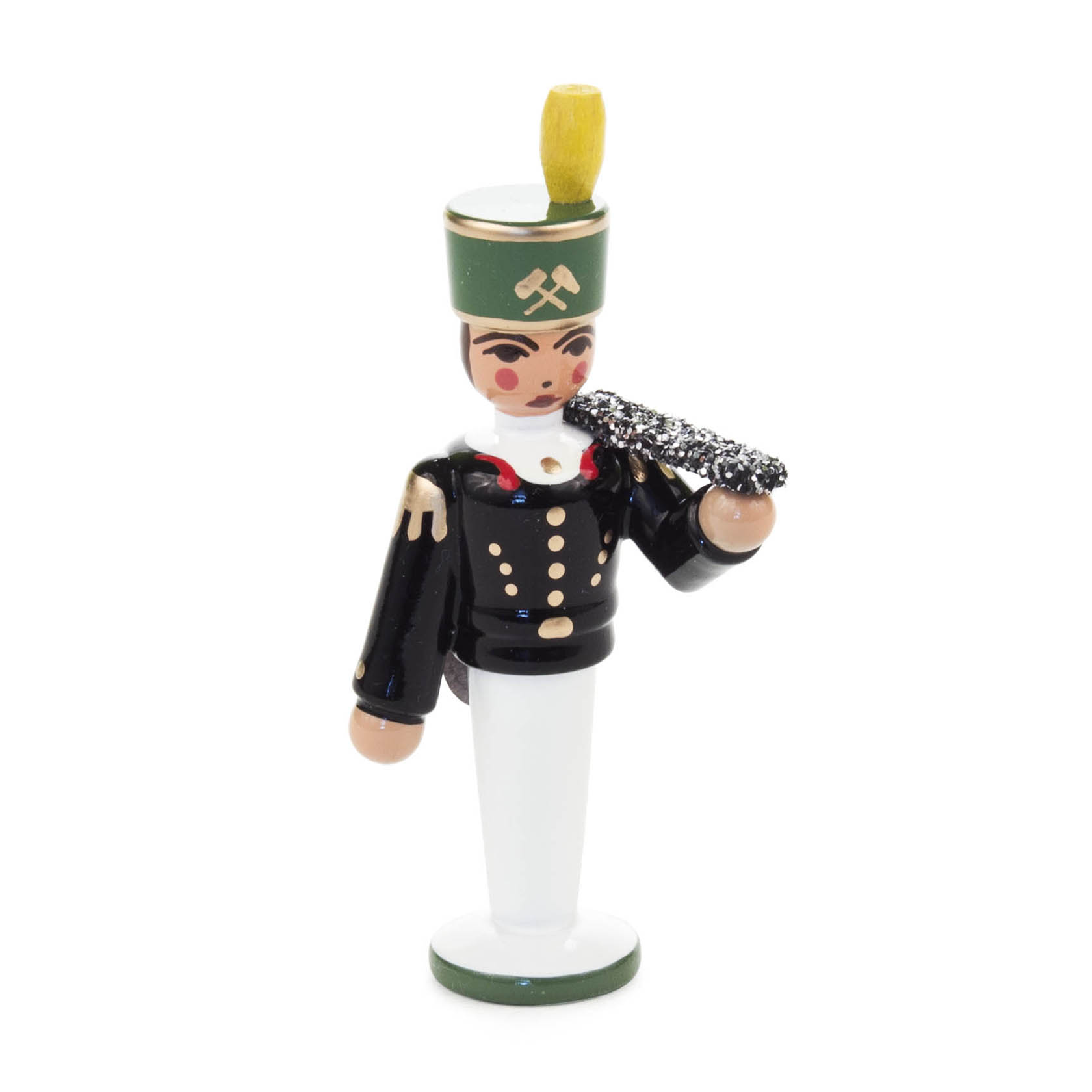 Holzfigur eines Bergmanns in traditioneller schwarzer Uniform mit grünem Helm und gelber Feder, der ein Stück glitzerndes Erz auf der Schulter trägt. im Dregeno Online Shop günstig kaufen
