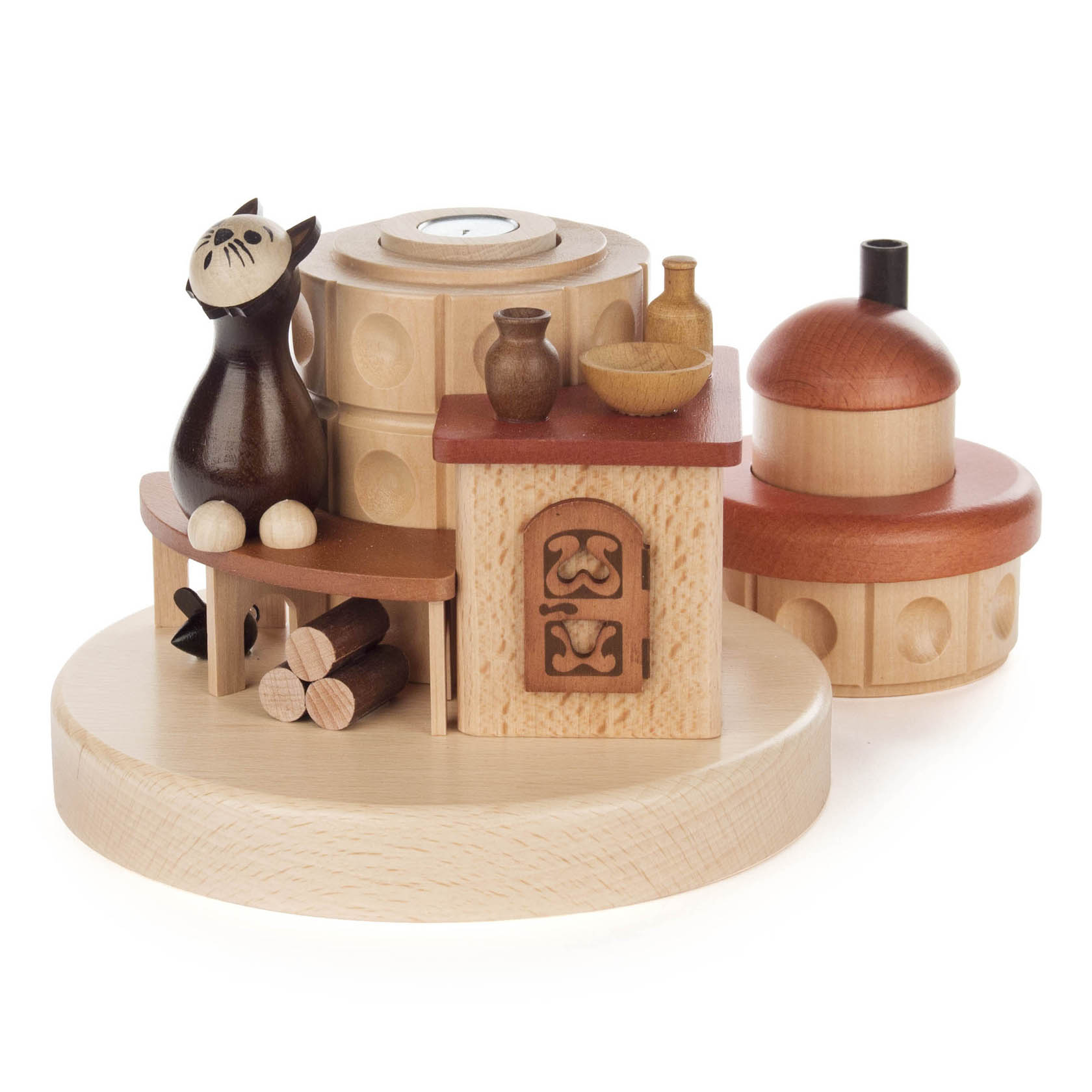 Ein Räucherofen aus Holz mit Dekorationen, darunter sitzt eine schwarze Holzkatze, Holzvorräte und kleine Holzaccessoires auf einer runden Basis.