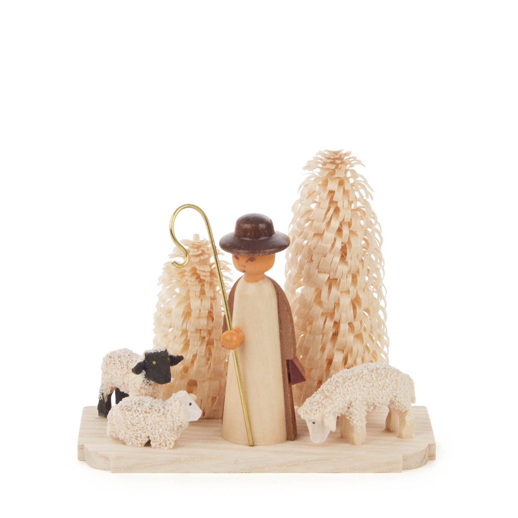 Holzfigur eines Schäfers mit Hut und Stock, umgeben von drei Schafen und dekorativen Bäumen, alles in natürlichen Holzfarben gehalten. im Dregeno Online Shop günstig kaufen