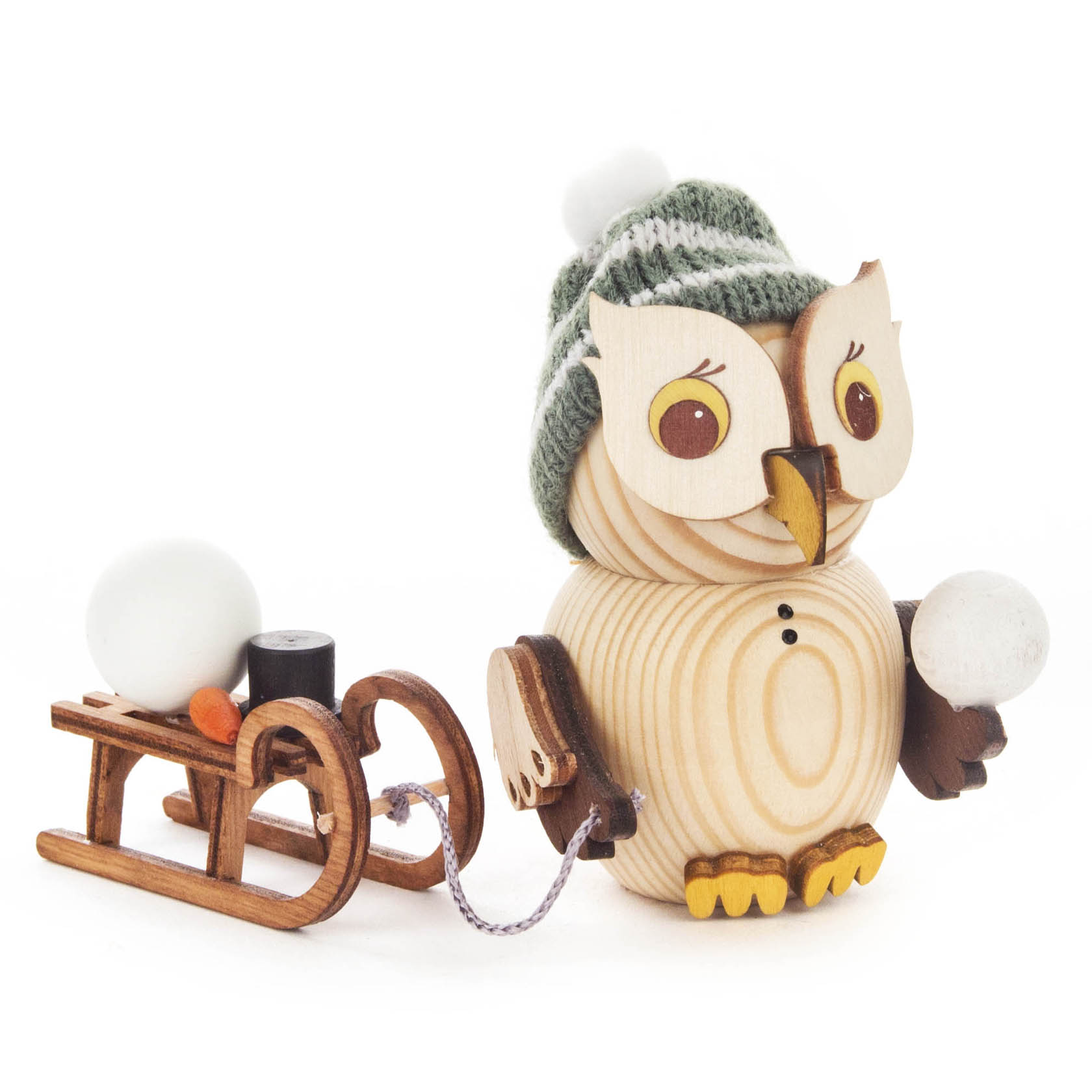 Holzeule mit grüner Mütze hält einen Schneeball und zieht einen Schlitten mit Schneemännern aus Holz. im Dregeno Online Shop günstig kaufen
