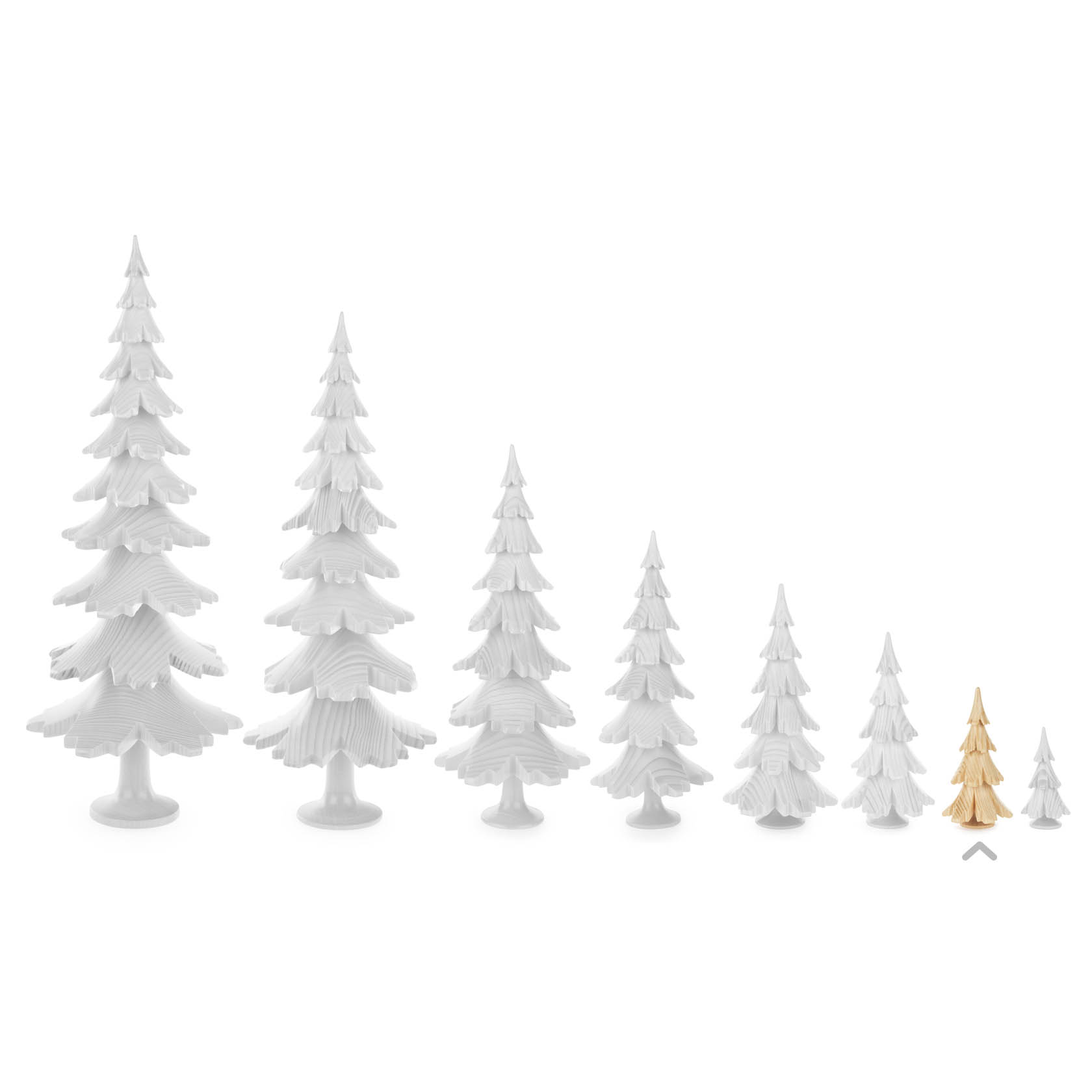 Acht weiße Holzdekorbäume, von links nach rechts kleiner werdend, und ein naturfarbener Holzdekorbaum, aufgereiht nebeneinander.
