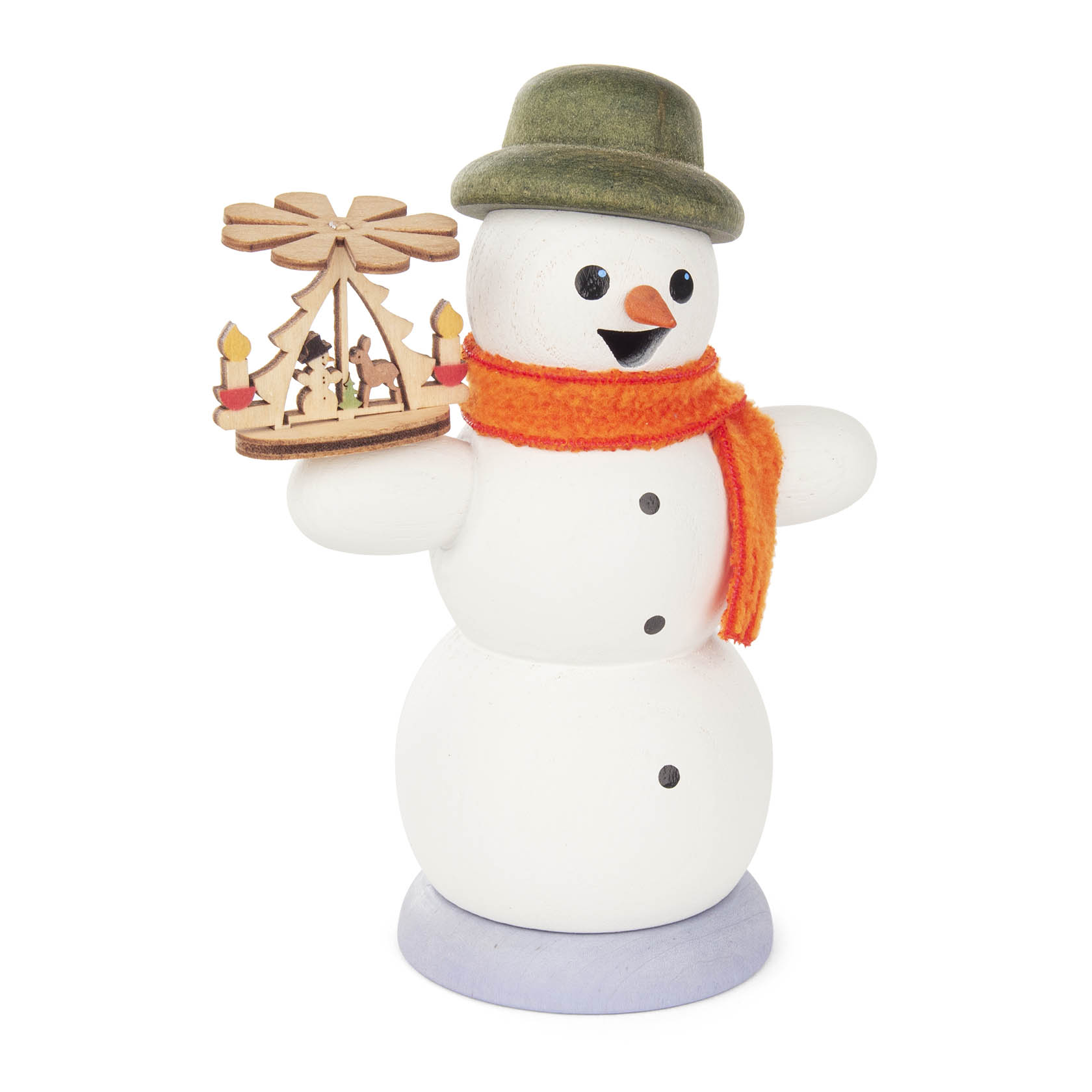 Holz-Schneemann Räuchermann mit grüner Mütze und orangefarbenem Schal, der in seiner Hand eine kleine Holzpyramide mit Kerzen hält. im Dregeno Online Shop günstig kaufen