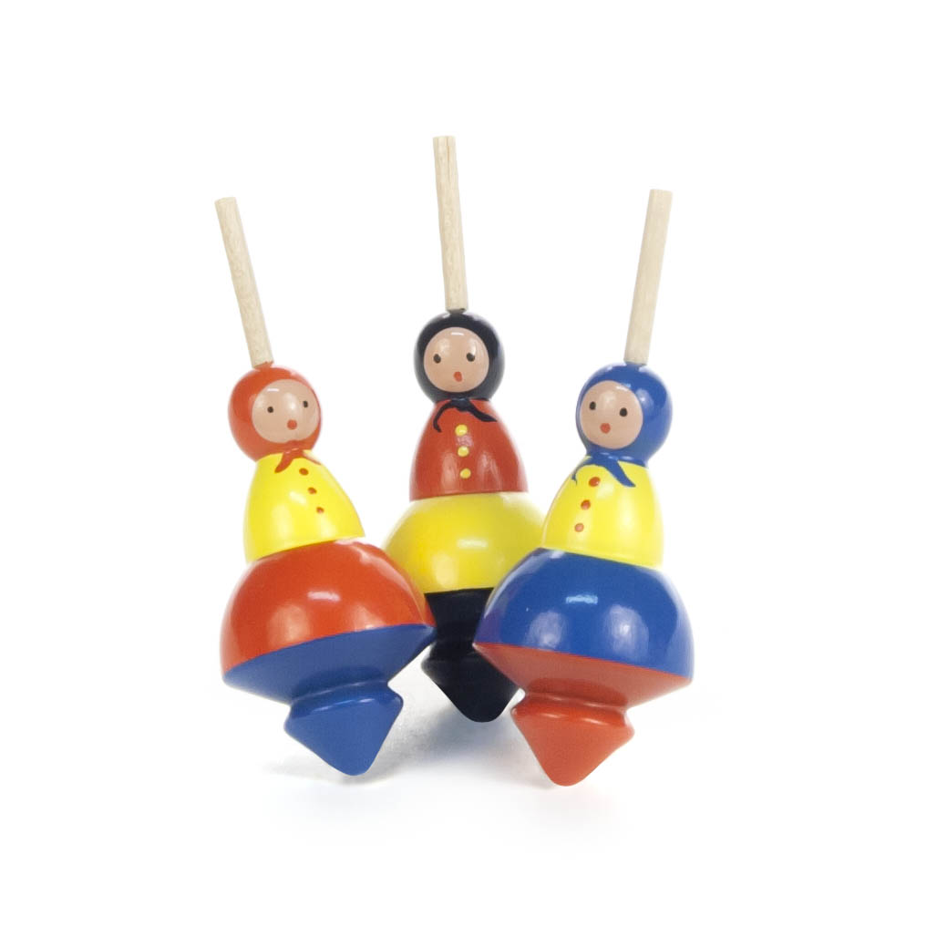 Drei bunte Kreisel in Form von Menschen mit Bemalung, die aussieht wie traditionelle Trachten. Jeder hat einen Stab am oberen Ende. im Dregeno Online Shop günstig kaufen