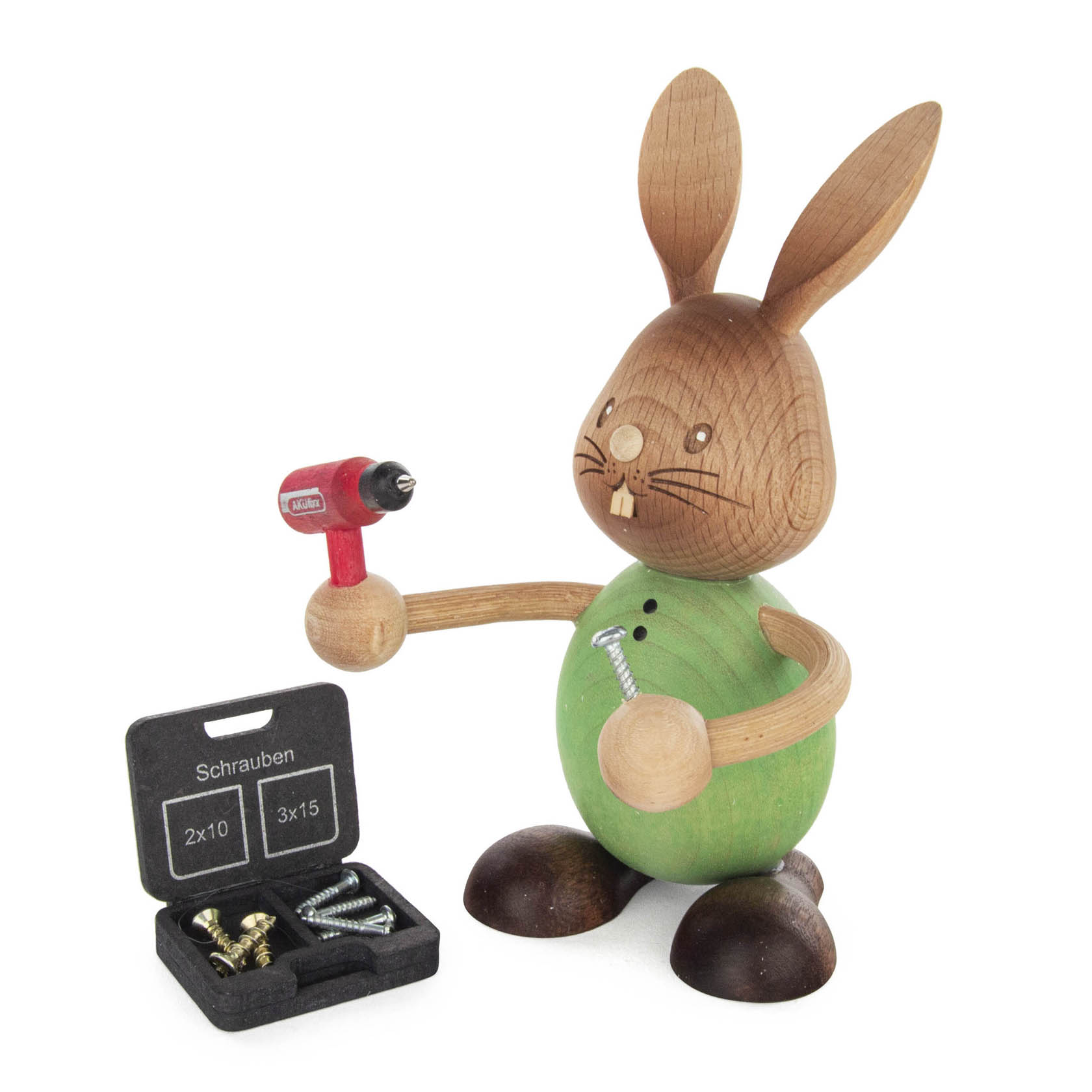Holzfigur eines Hasen mit dem Namen Stupsi. Er trägt ein grünes Hemd, hält einen roten Akkuschrauber und zeigt auf einen offenen Werkzeugkasten mit Schrauben. im Dregeno Online Shop günstig kaufen