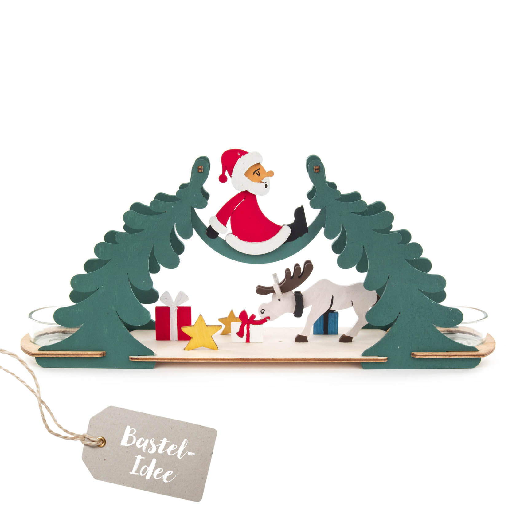 Ein Teelichtbogen aus Holz zeigt einen Weihnachtsmann und einen Elch. Der Weihnachtsmann sitzt auf einem grünen Baum, während der Elch und Geschenke darunter stehen. im Dregeno Online Shop günstig kaufen
