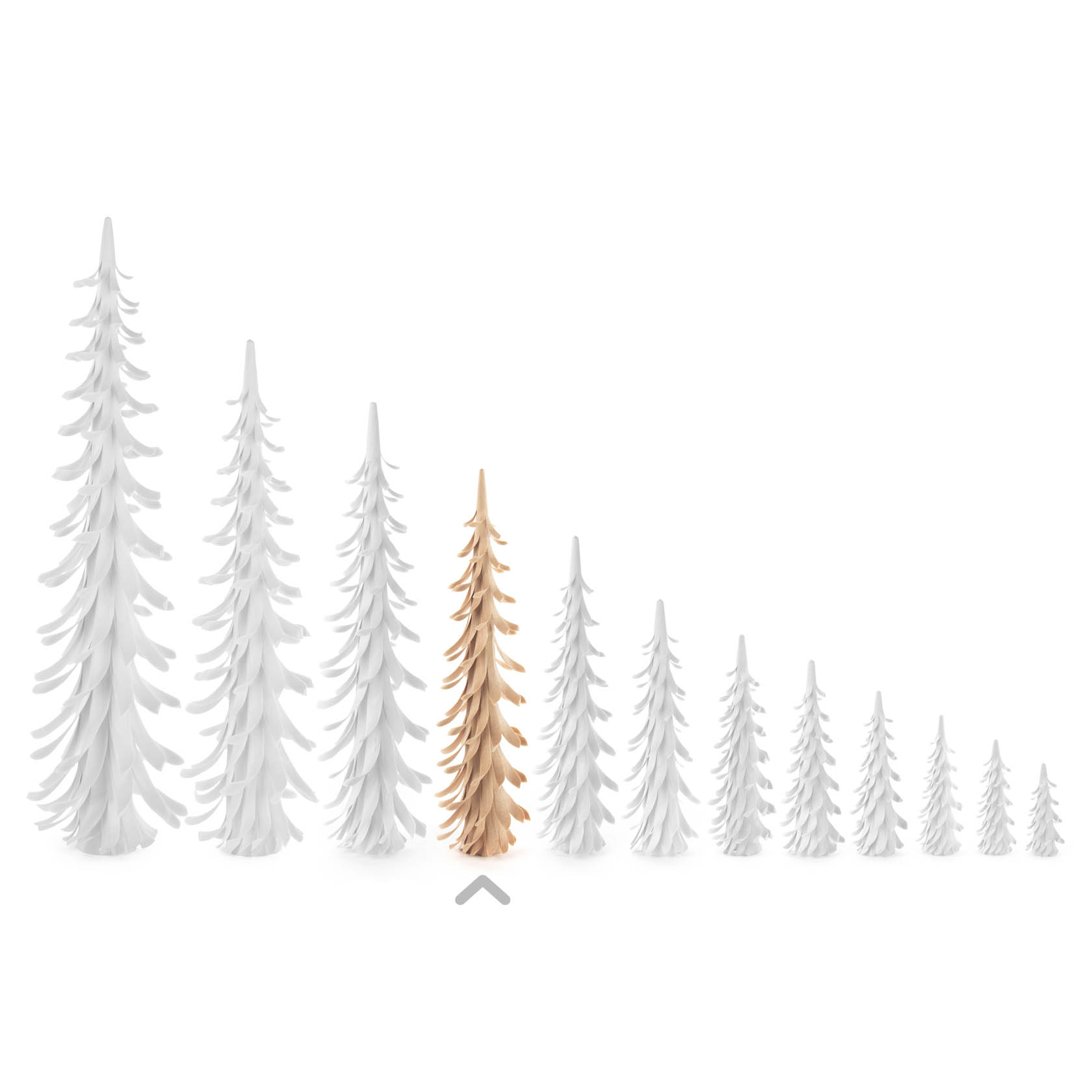 Eine Reihe von elf stilisierten Tannenbäumen in Weiß und Gold, in absteigender Größe von links nach rechts. Der siebte Baum von links ist goldfarben.