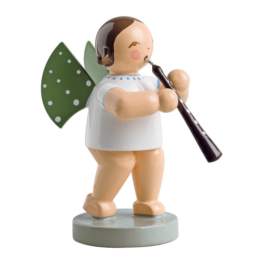 Holzfigur eines Engels mit grünen Flügeln und weißen Punkten, der eine Altoboe in den Händen hält und auf einem Sockel steht. im Dregeno Online Shop günstig kaufen