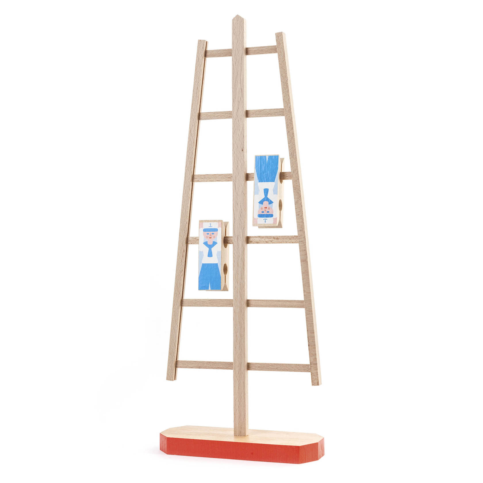 Holzspielzeug mit zwei kleinen Matrosenfiguren, die auf einer Leiter klettern, befestigt an einem orangefarbenen Sockel. im Dregeno Online Shop günstig kaufen