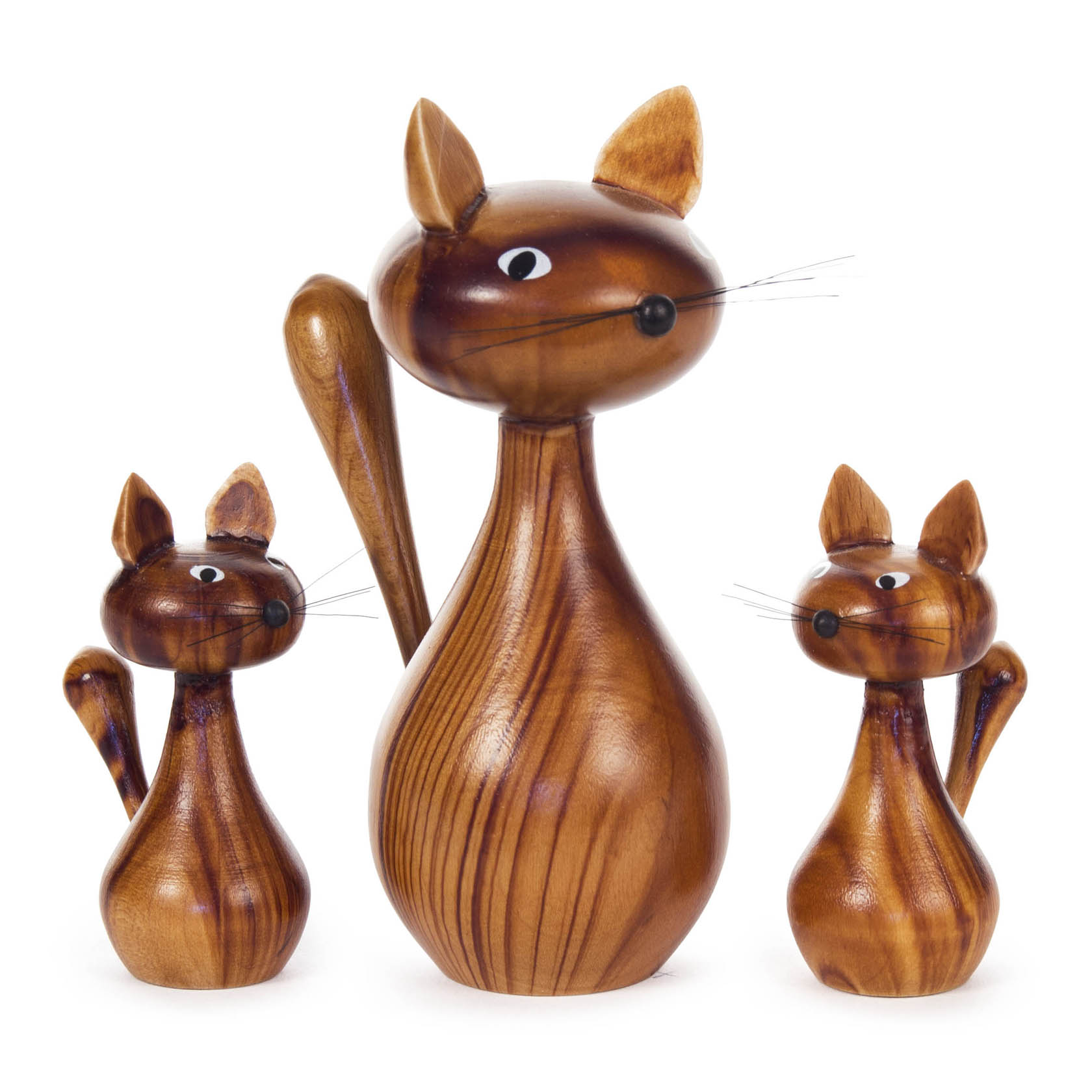 Holzfiguren einer Katzenfamilie mit einer großen und zwei kleinen Katzen, die aus glänzendem Holz gefertigt sind. im Dregeno Online Shop günstig kaufen