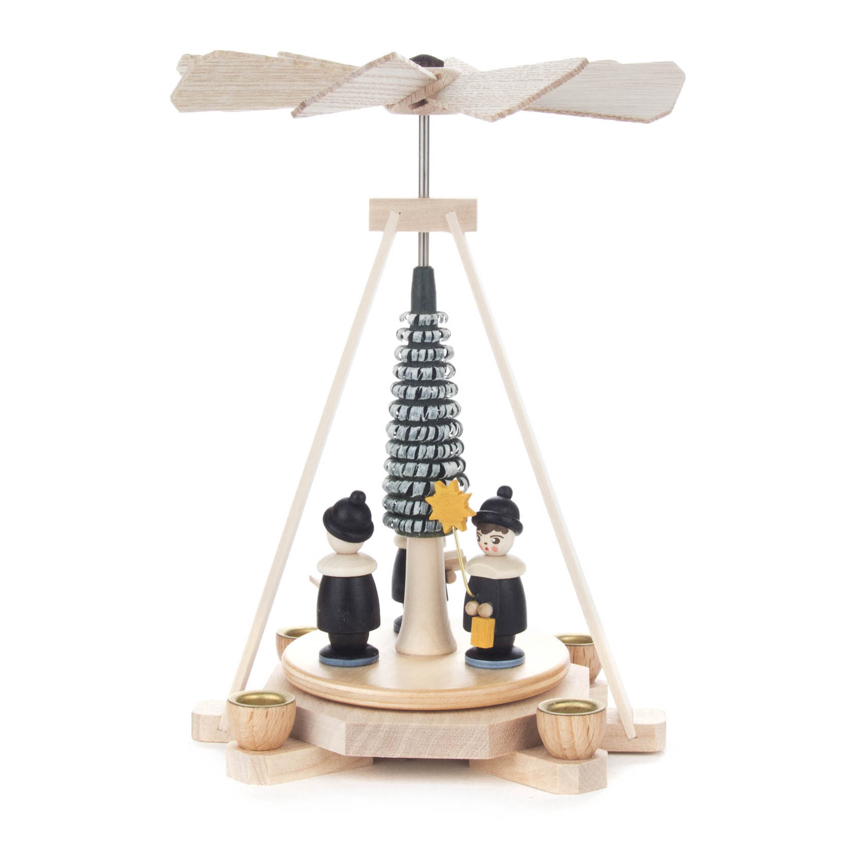 Holz-Weihnachtspyramide mit drei Kurrende-Sängern in traditionellen Gewändern um einen Baum, mit Kerzenhaltern. im Dregeno Online Shop günstig kaufen