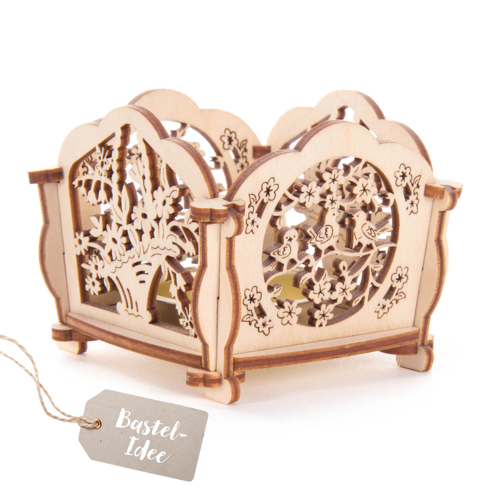 Holz-Teelichthalter mit Vogel- und Blumenmotiven, rechteckig, detailliert geschnitzt, mit einem Blumenstrauß auf der einen und zwei Vögeln auf der anderen Seite. im Dregeno Online Shop günstig kaufen