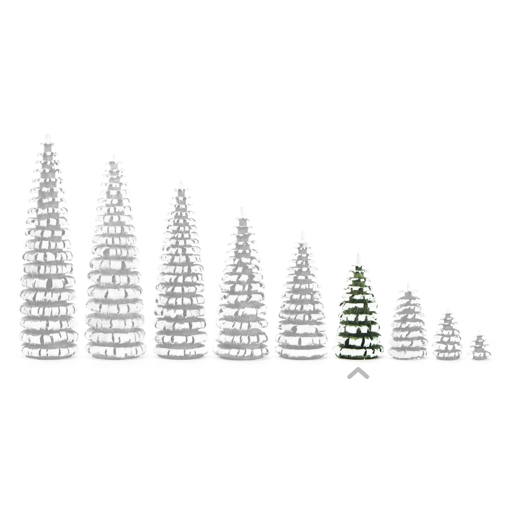 Acht weiße Ringelbäume in verschiedenen Größen von groß nach klein, mit einem grünen und weißen Ringelbaum dazwischen.