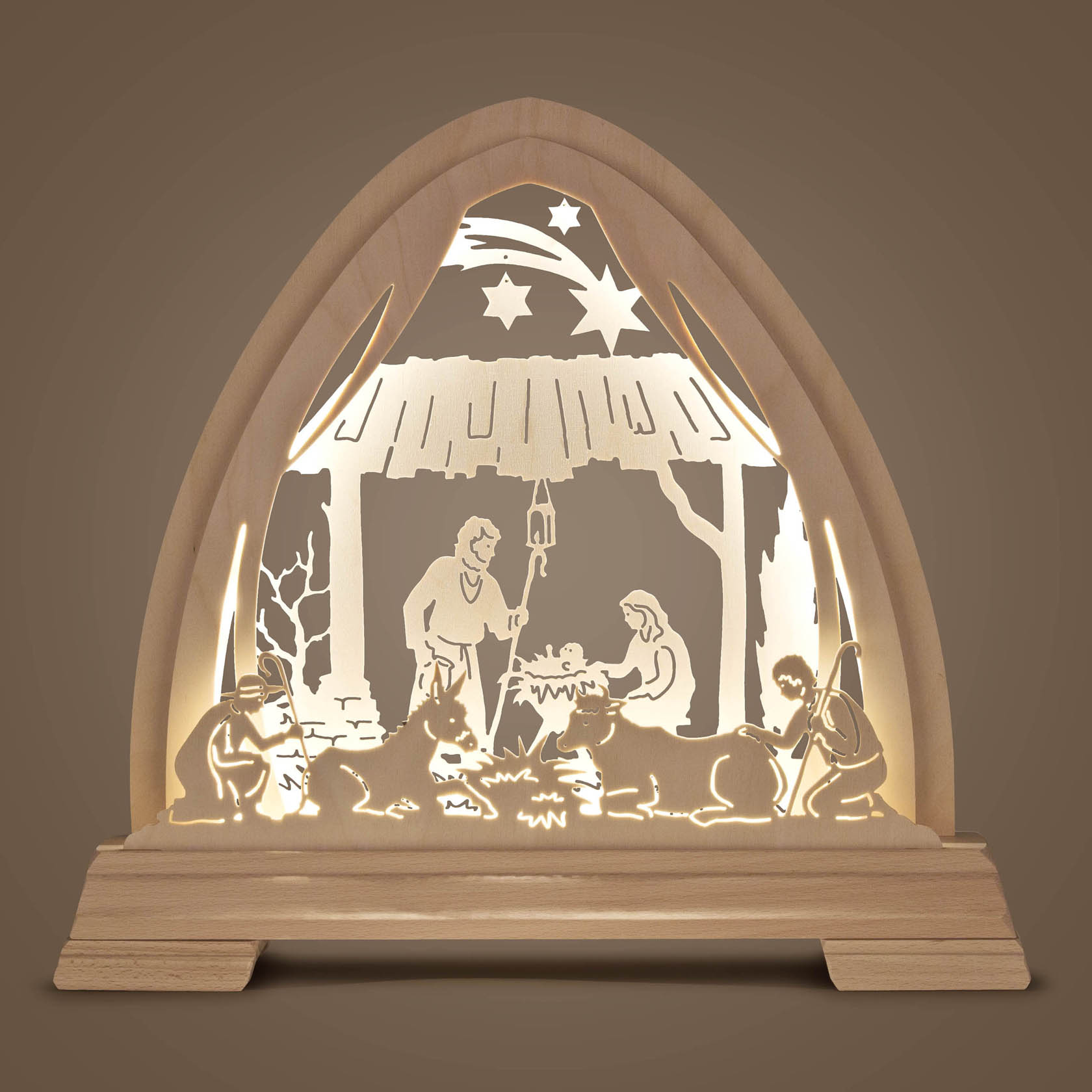 Ein gotischer Bogen aus Holz mit LED-Beleuchtung zeigt die Geburt Christi. Maria, Josef und das Jesuskind in der Krippe, umgeben von Hirten und Tieren.
