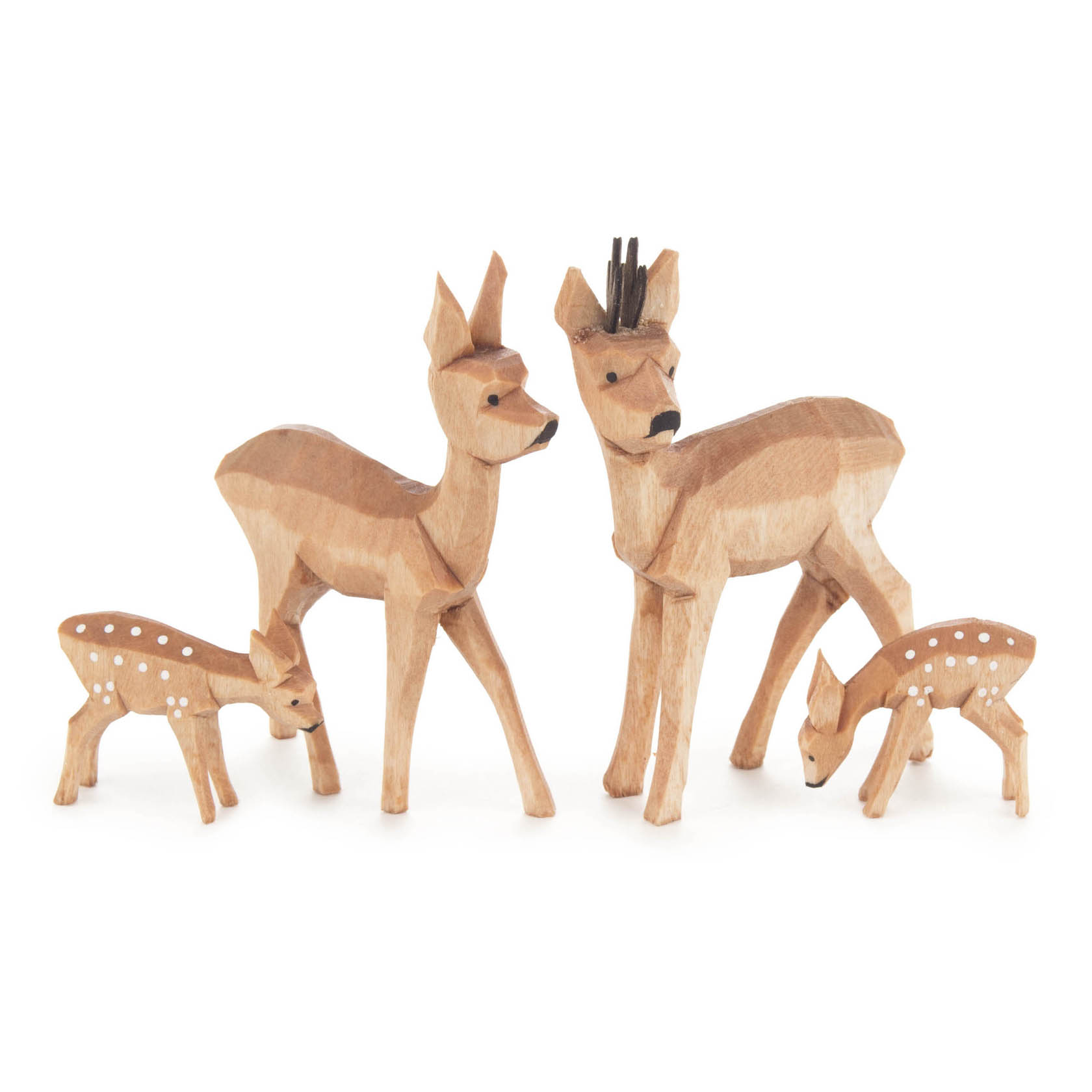 Vier handgeschnitzte hölzerne Rehe, zwei Erwachsene und zwei Kälber, stehen zusammen. Einer der Erwachsenen trägt ein Geweih. im Dregeno Online Shop günstig kaufen