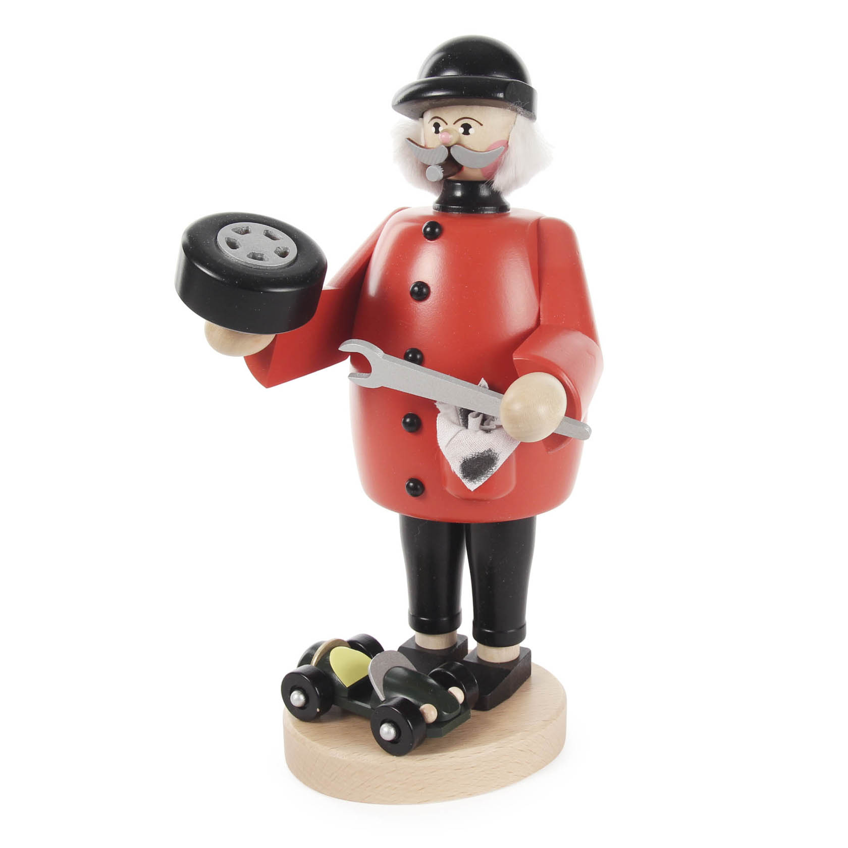 Holzfigur eines Kfz-Mechanikers mit rotem Mantel und Helm. Er hält einen Schraubenschlüssel und ein Rad, steht auf einer Holzplatte neben einem kleinen schwarzen Auto. im Dregeno Online Shop günstig kaufen