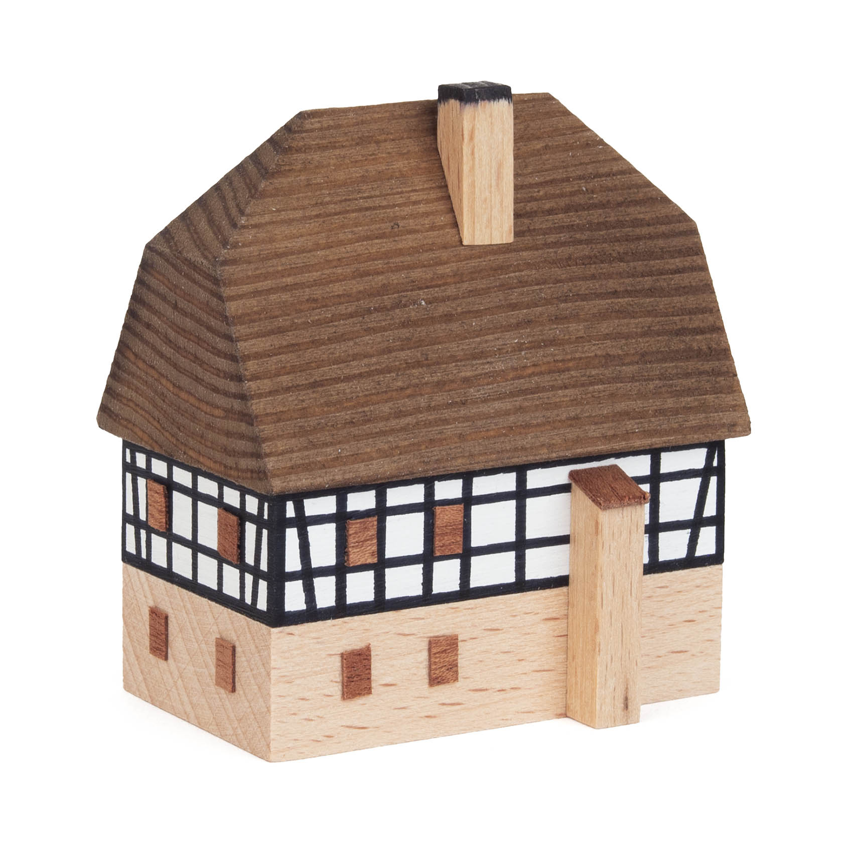 Holzmodell eines zweistöckigen Fachwerk-Dorfladens mit kolonialer Architektur. Es hat ein großes, schräges Dach und markante schwarze Streben.
