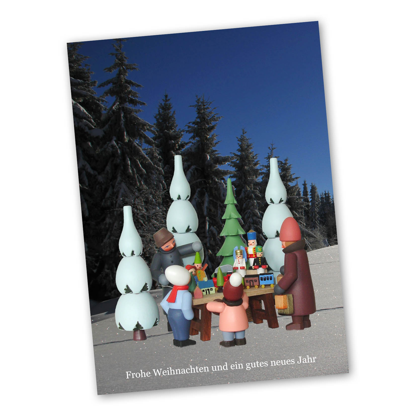 Weihnachtskarte mit einer Szene auf einem Weihnachtsmarkt, zeigt Figuren beim Einkaufen vor dekorativen Tannenbäumen im Schnee. im Dregeno Online Shop günstig kaufen