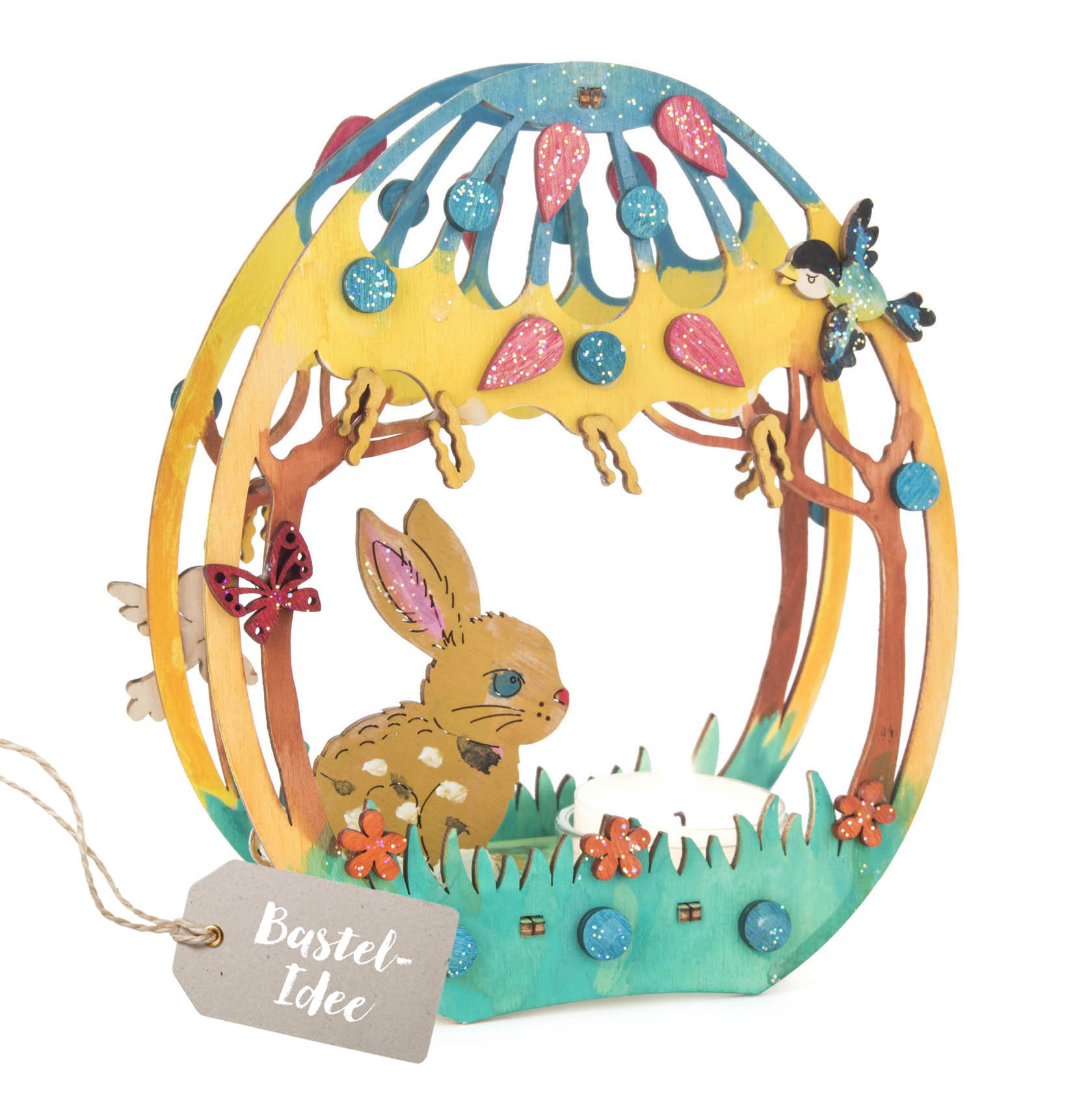 Bastelset Osterei mit einer Höhe von ca. 17 cm zeigt eine Osterkulisse mit einem Hasen, Schmetterling, Blumen und einem Vogel in leuchtenden Farben. im Dregeno Online Shop günstig kaufen