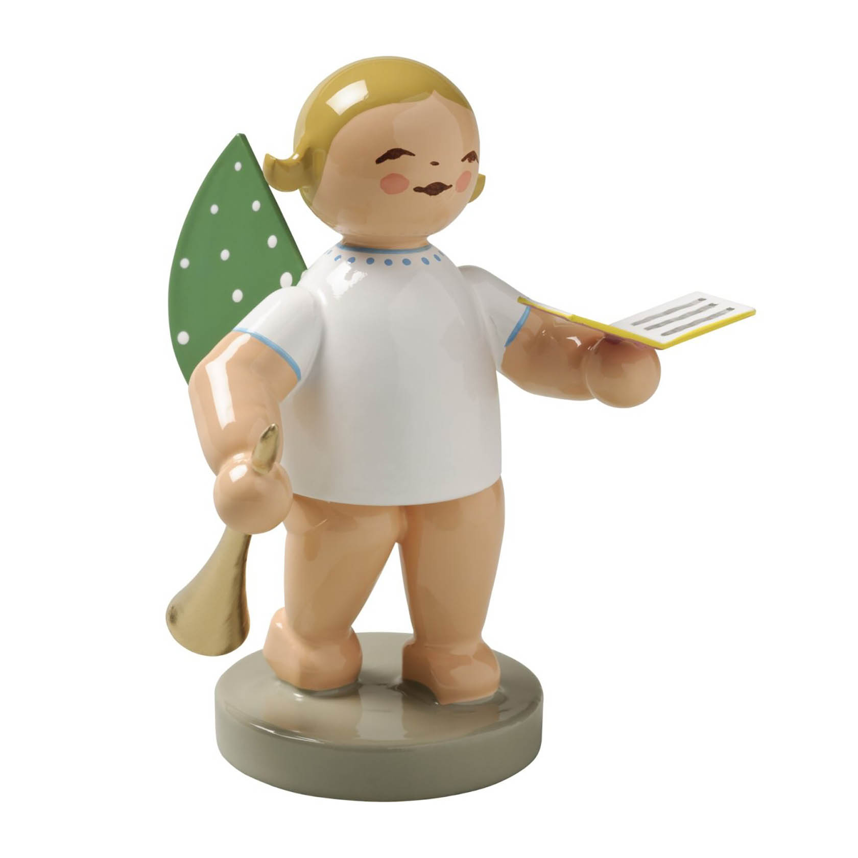 Holzengel mit grünem, gepunktetem Flügel hält ein goldenes Horn in der rechten Hand und ein Liederbuch in der linken Hand, trägt ein weißes Gewand. im Dregeno Online Shop günstig kaufen