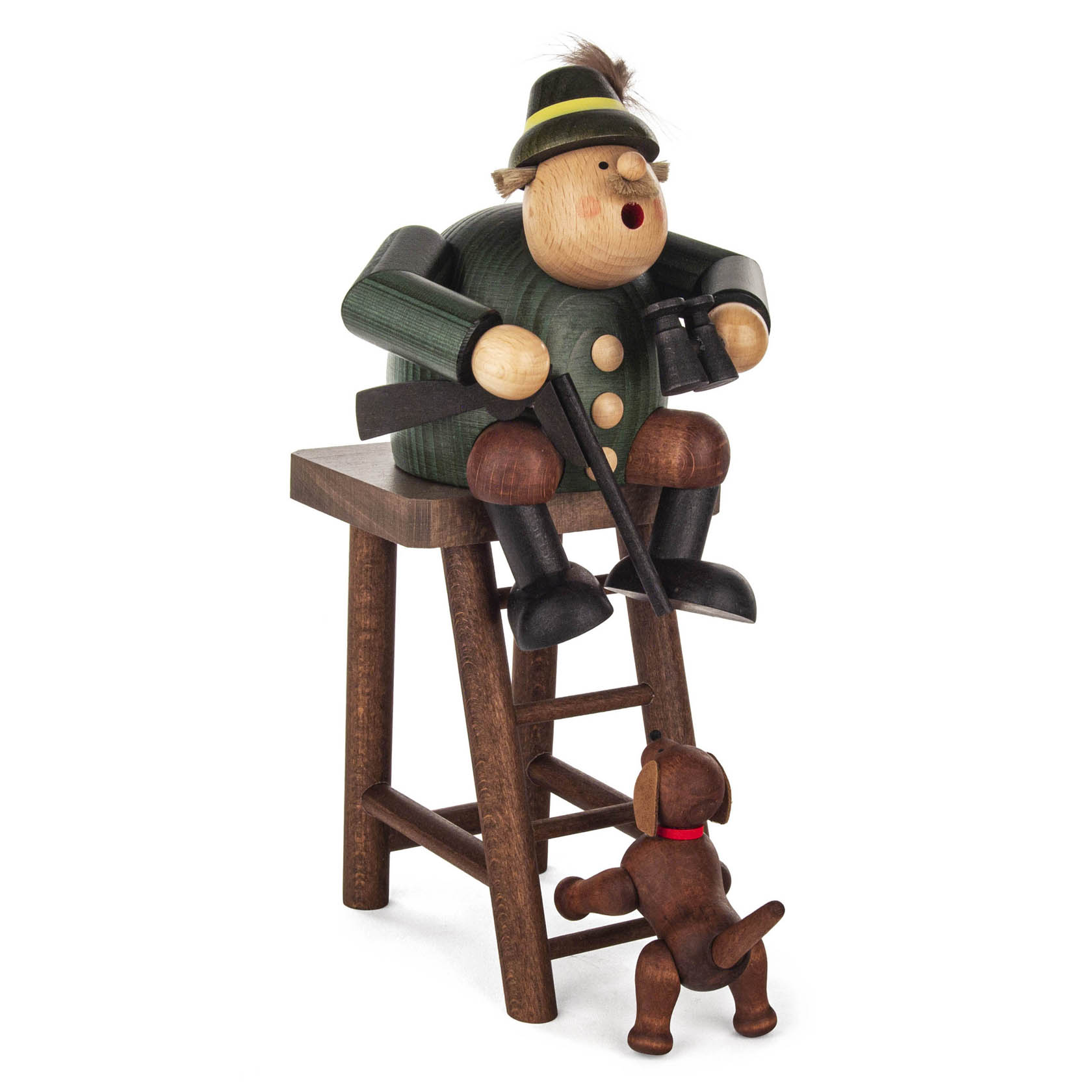 Ein hölzerner Räuchermann in der Gestalt eines Jägers auf einem Hochsitz, mit grüner Jacke und Hut. Ein kleiner Holzhund steht unten auf den Hinterbeinen. im Dregeno Online Shop günstig kaufen