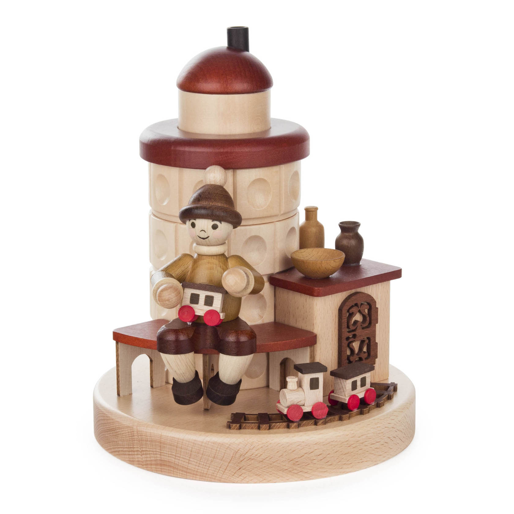 Holzfigur eines Jungen mit Eisenbahn vor einem Räucherofen. Der Junge hält einen Waggon, während weitere auf Schienen vor ihm stehen. im Dregeno Online Shop günstig kaufen
