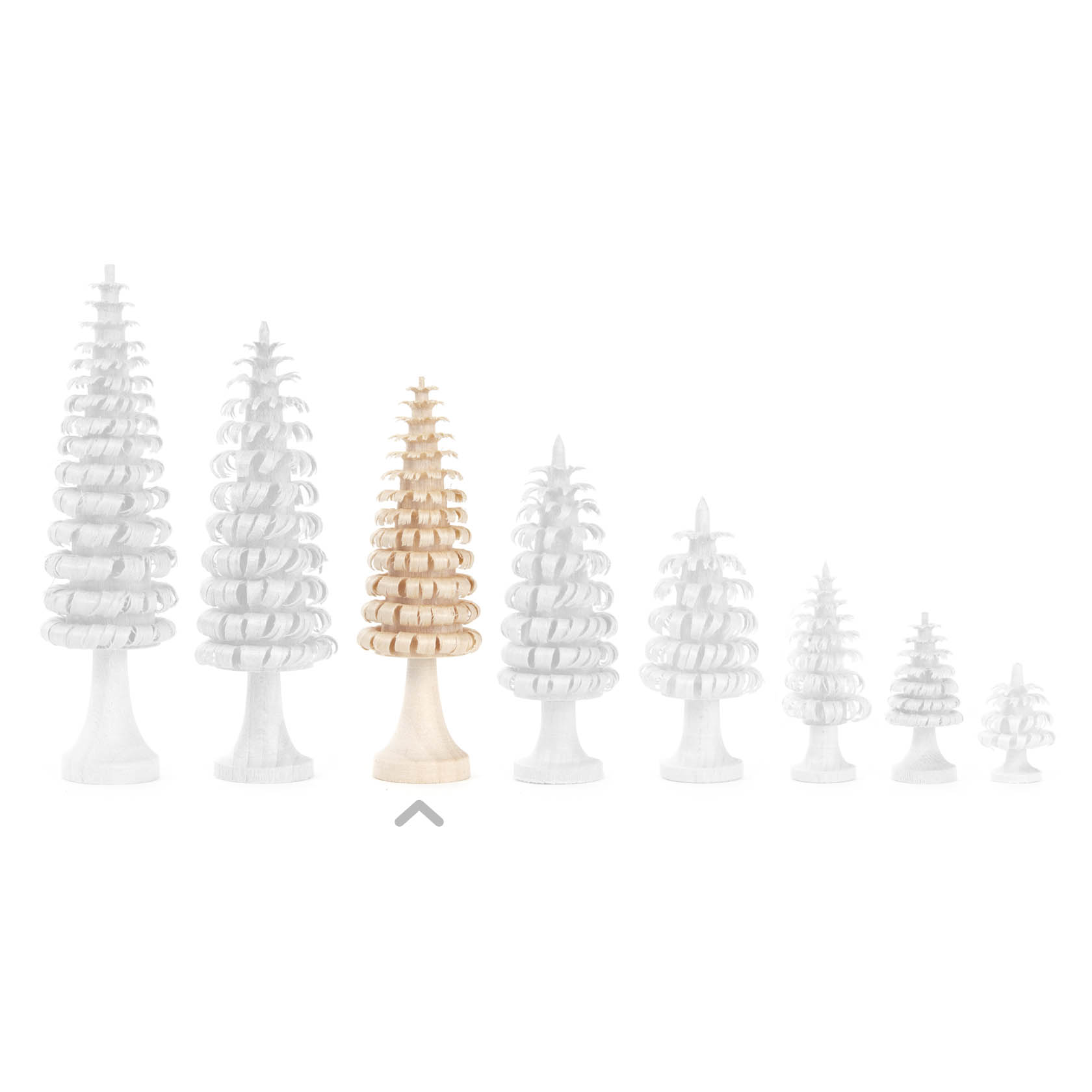Eine Reihe von acht Ringelbäumen in verschiedenen Größen. Der dritte Baum von links ist ein 7 cm hoher naturfarbener Baum mit einem sichtbaren Stamm.