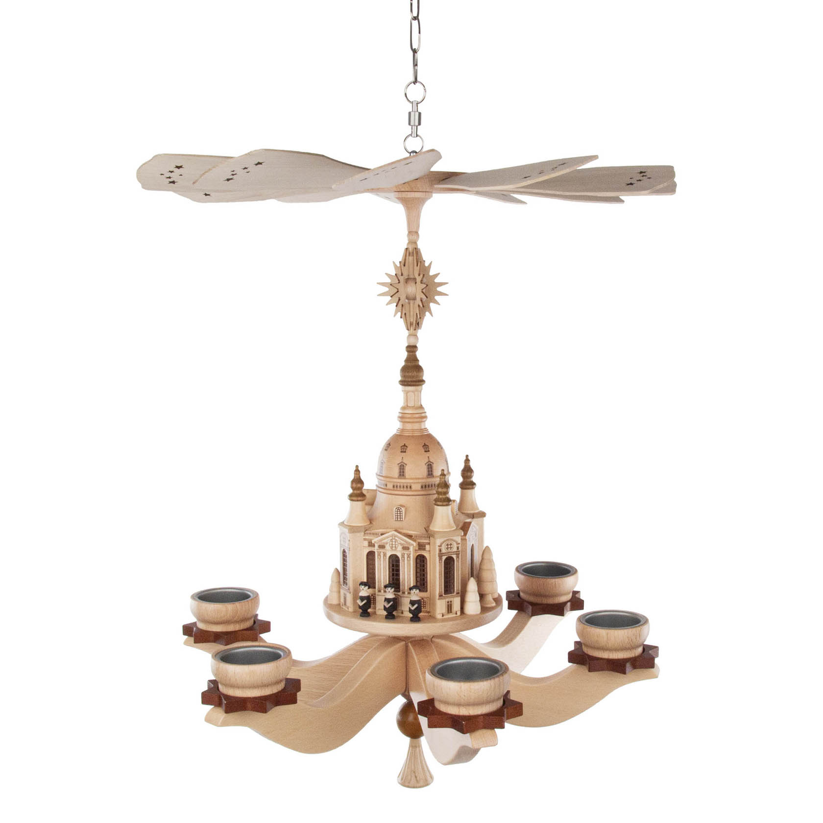 Eine hölzerne Hängepyramide mit dem Modell der Dresdner Frauenkirche in der Mitte. Vier Teelichthalter sind gleichmäßig um die Kirche verteilt. im Dregeno Online Shop günstig kaufen