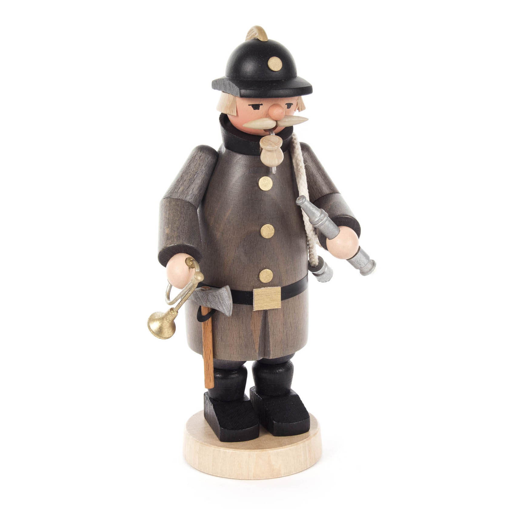 Holzfigur eines Räuchermanns in Form eines Feuerwehrmanns mit schwarzer Uniform, goldener Glocke, Axt und Schlauch in den Händen. Stand auf rundem Sockel. im Dregeno Online Shop günstig kaufen