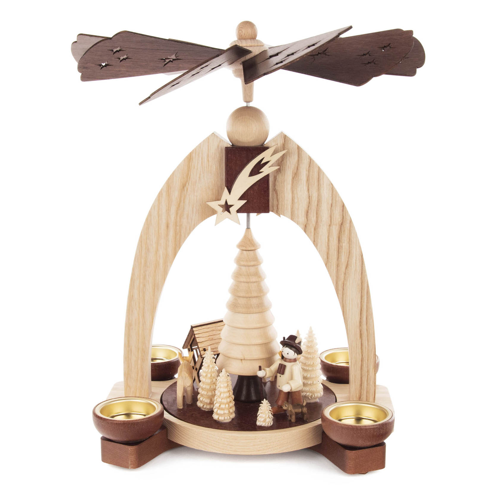 Holzpyramide mit einem Jäger, zwei Rehen und Bäumen, ausgestattet mit vier Teelichthaltern und einem sich drehenden Propeller oben. im Dregeno Online Shop günstig kaufen