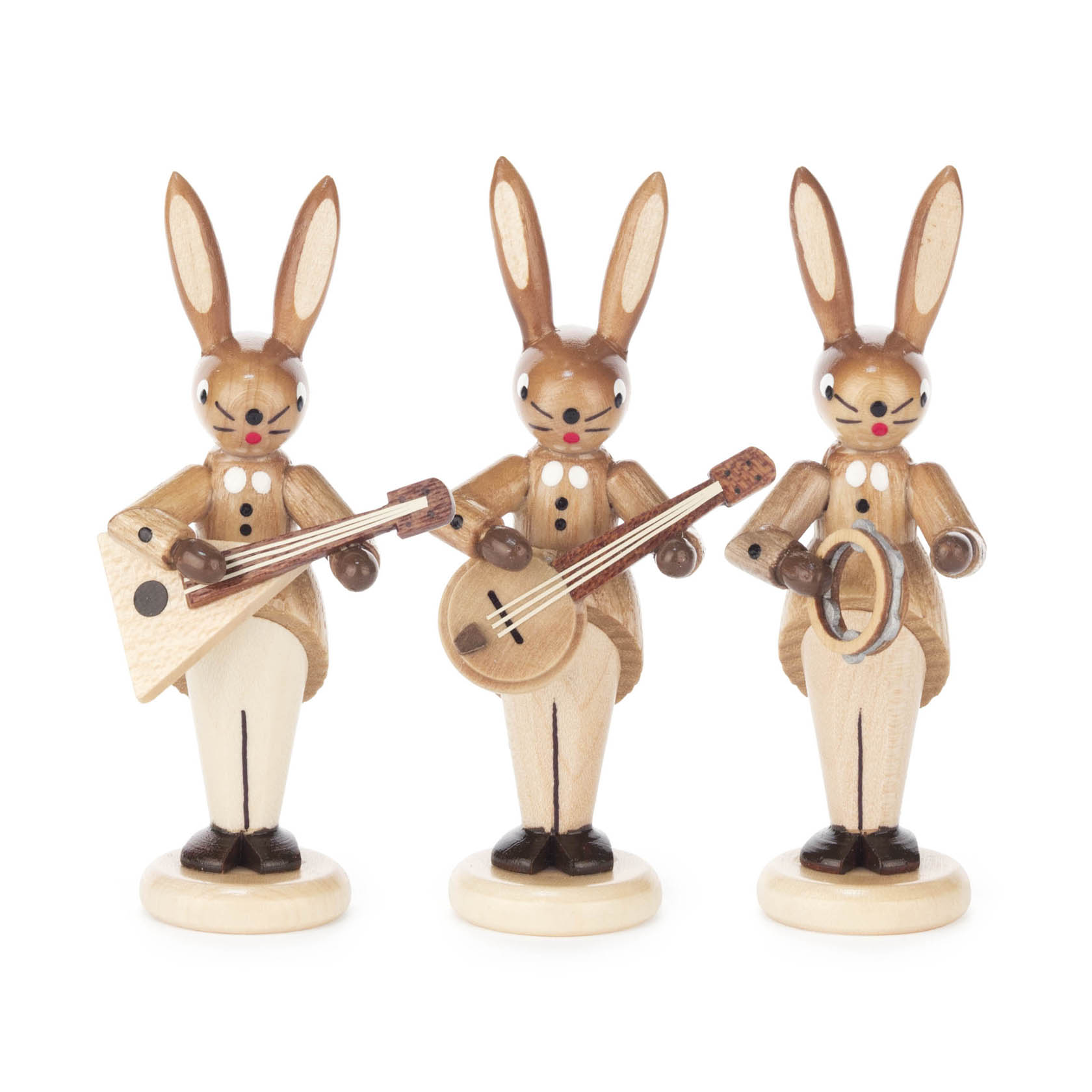 Drei Holzhasen, die Musikinstrumente halten: Balalaika, Banjo und Schellenring. Jeder Hase steht auf einer runden Basis, hat aufrechte Ohren und schwarze Knöpfe. im Dregeno Online Shop günstig kaufen