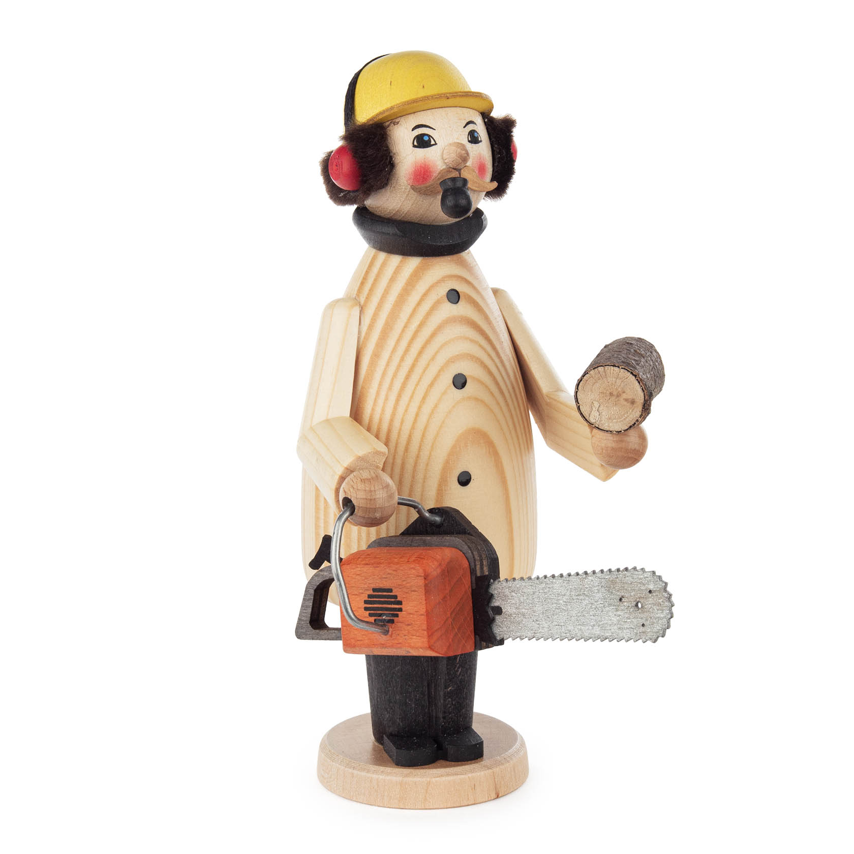 Holzfigur eines Waldarbeiters als Räuchermann. Er trägt einen gelben Helm, rote Ohrschützer und hält eine es Kettensäge sowie ein Stück Holz.