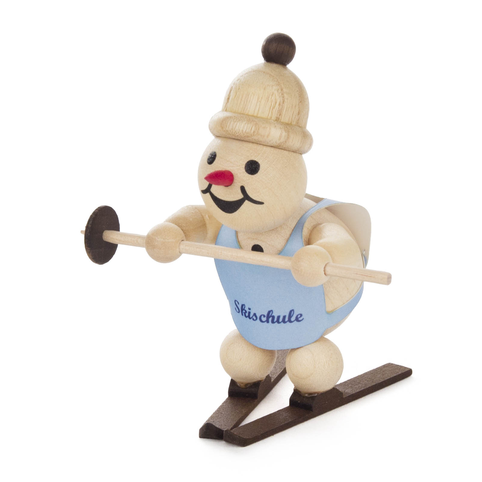 Eine kleine Holzfigur eines Schneemanns mit blauer Skischul-Weste, Mütze und Skiern, der Skistöcke hält und in Schneepflug-Position steht.