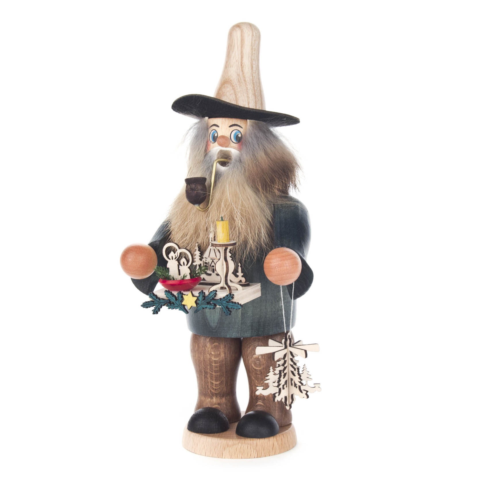 Ein traditioneller Räuchermann, der als Leuchterhändler verkleidet ist, mit langem Bart und Pfeife. Er hält einen Kerzenständer und Weihnachtsschmuck in den Händen. im Dregeno Online Shop günstig kaufen