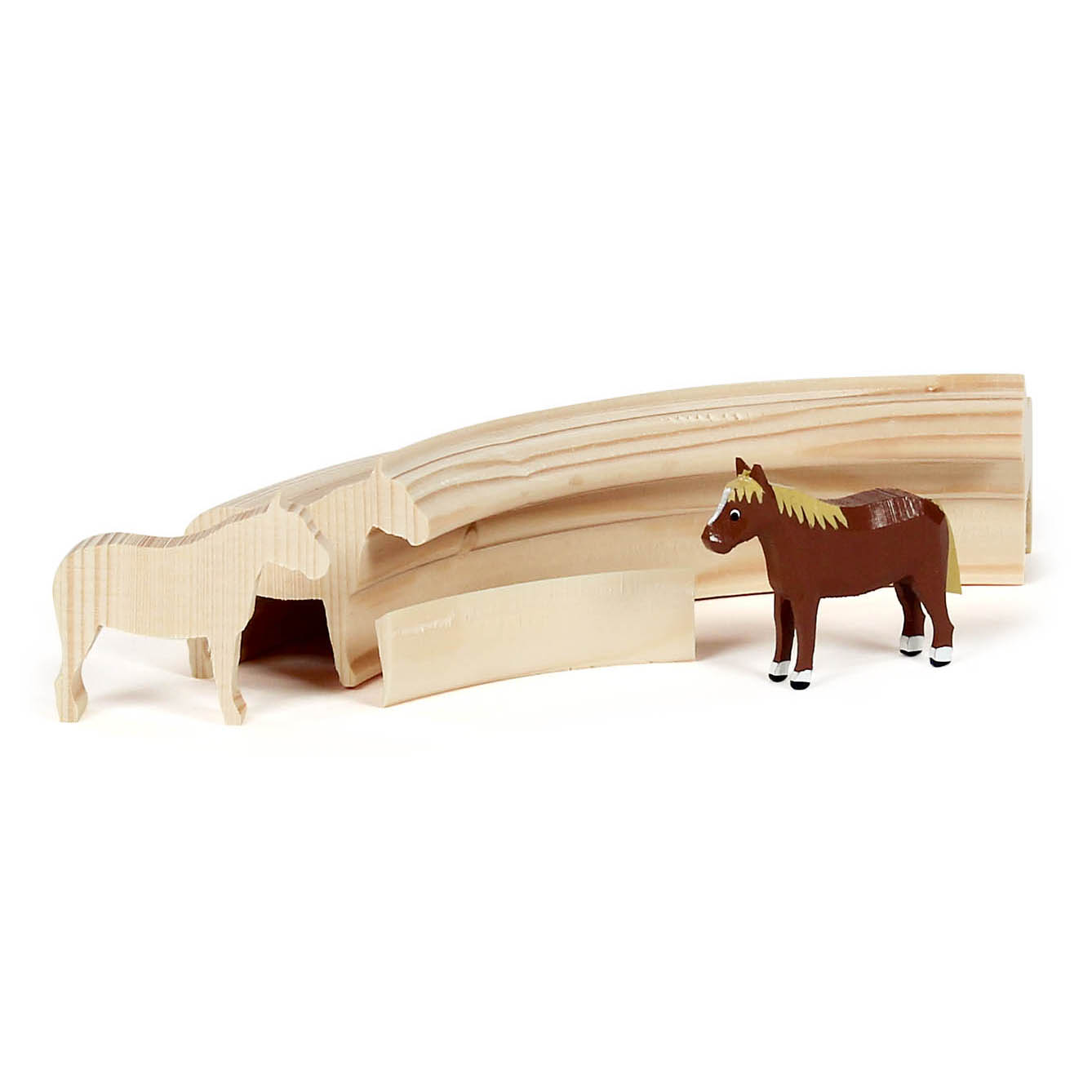 Ein Set aus fünf Holzrohlingen für die Schnitzerei, das einen Entwicklungsprozess für ein Pferd zeigt, von einem einfachen Rohling bis zu einem bemalten Pferd. im Dregeno Online Shop günstig kaufen