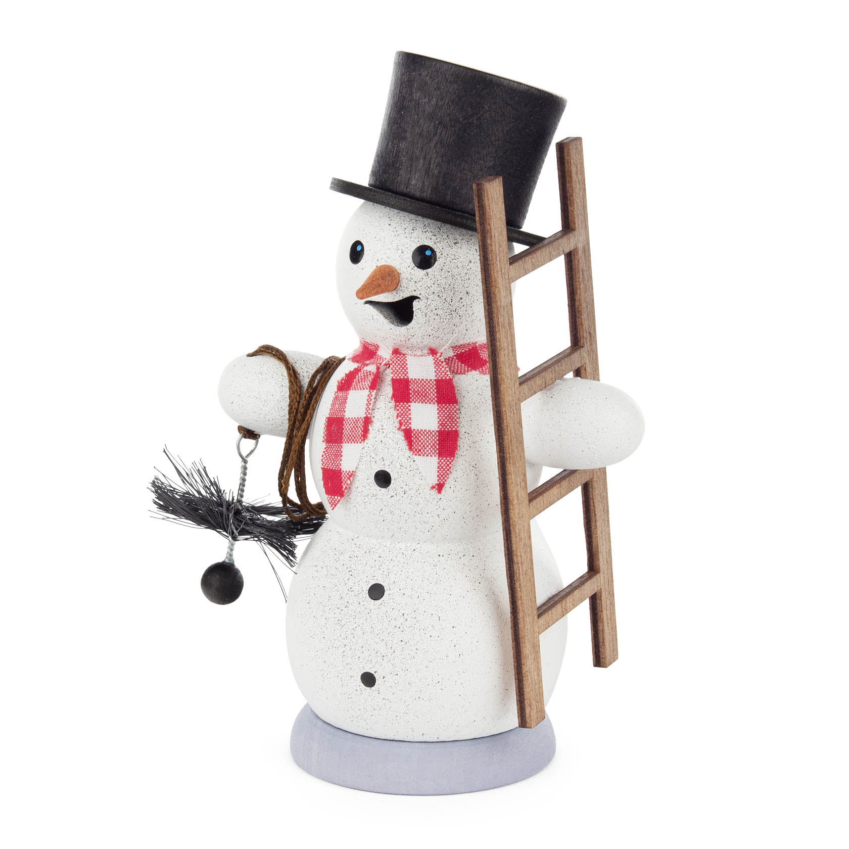Ein Räuchermann in Form eines Schneemanns, der einen schwarzen Zylinderhut trägt. Er hält eine Leiter und einen Schornsteinfegerbesen.