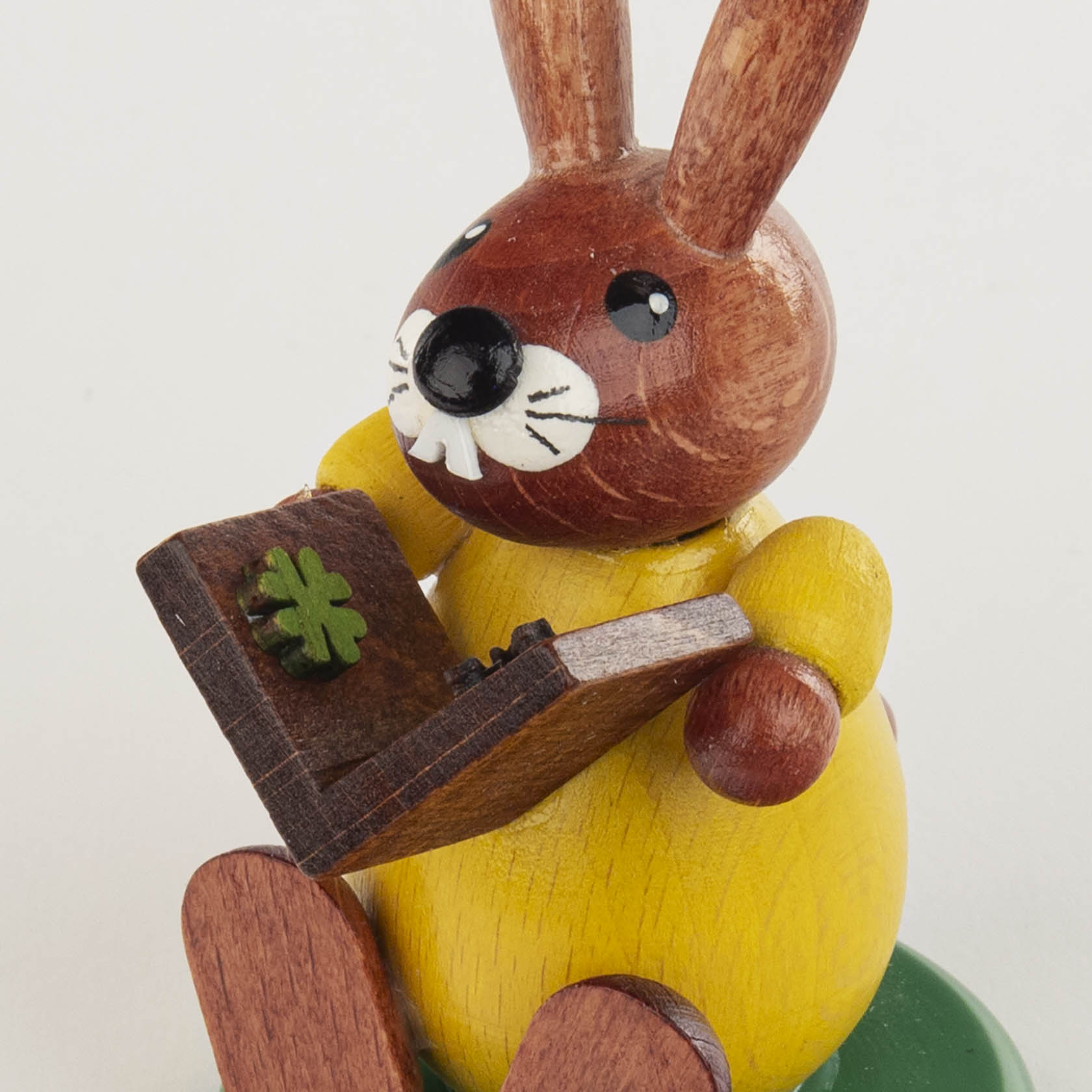 Hase mit Buch
