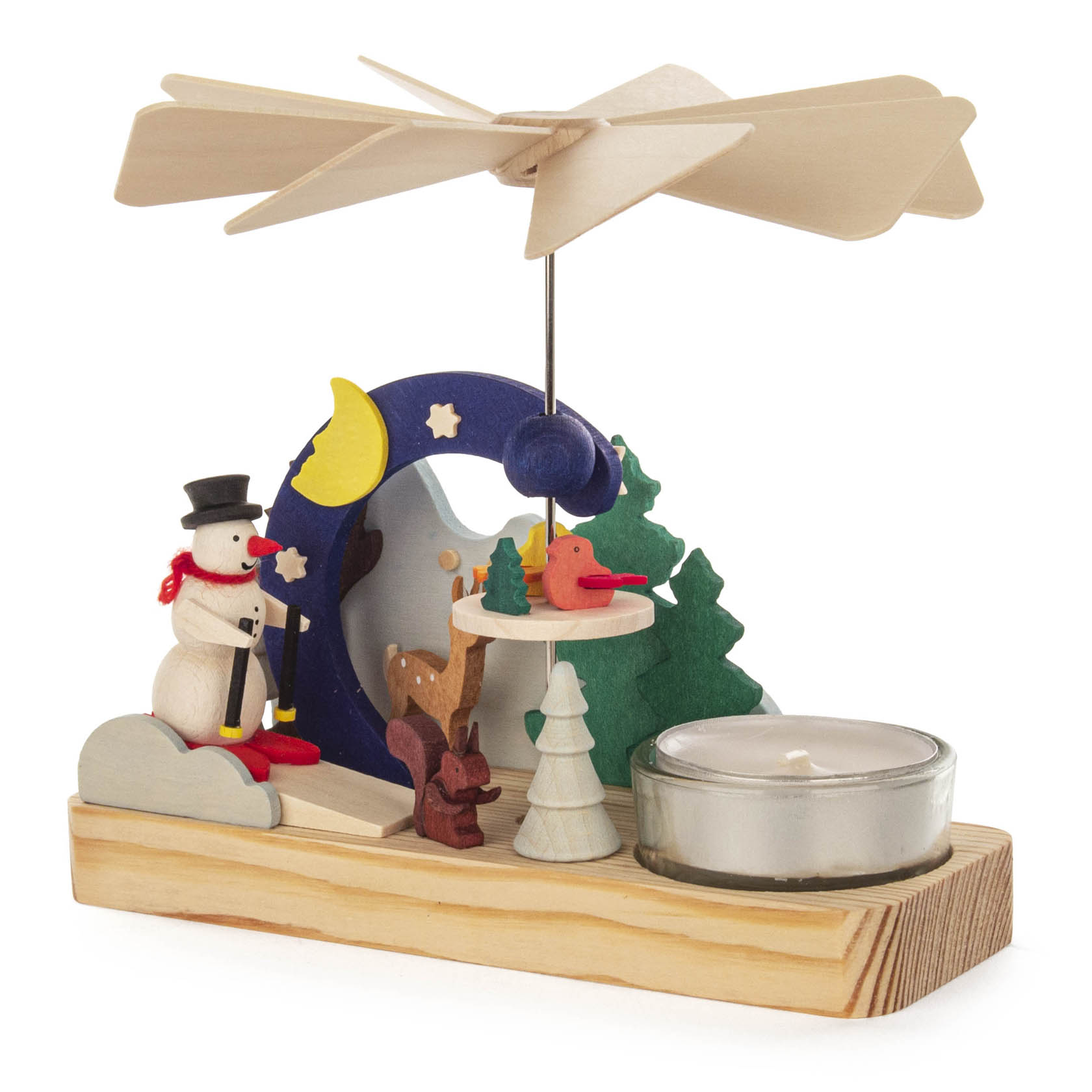 Holz-Weihnachtspyramide mit Schneemann, Teelichthalter, Bäumen, Hirsch, Mond und Sternen. Flügelrad dreht sich durch die aufsteigende warme Luft.
