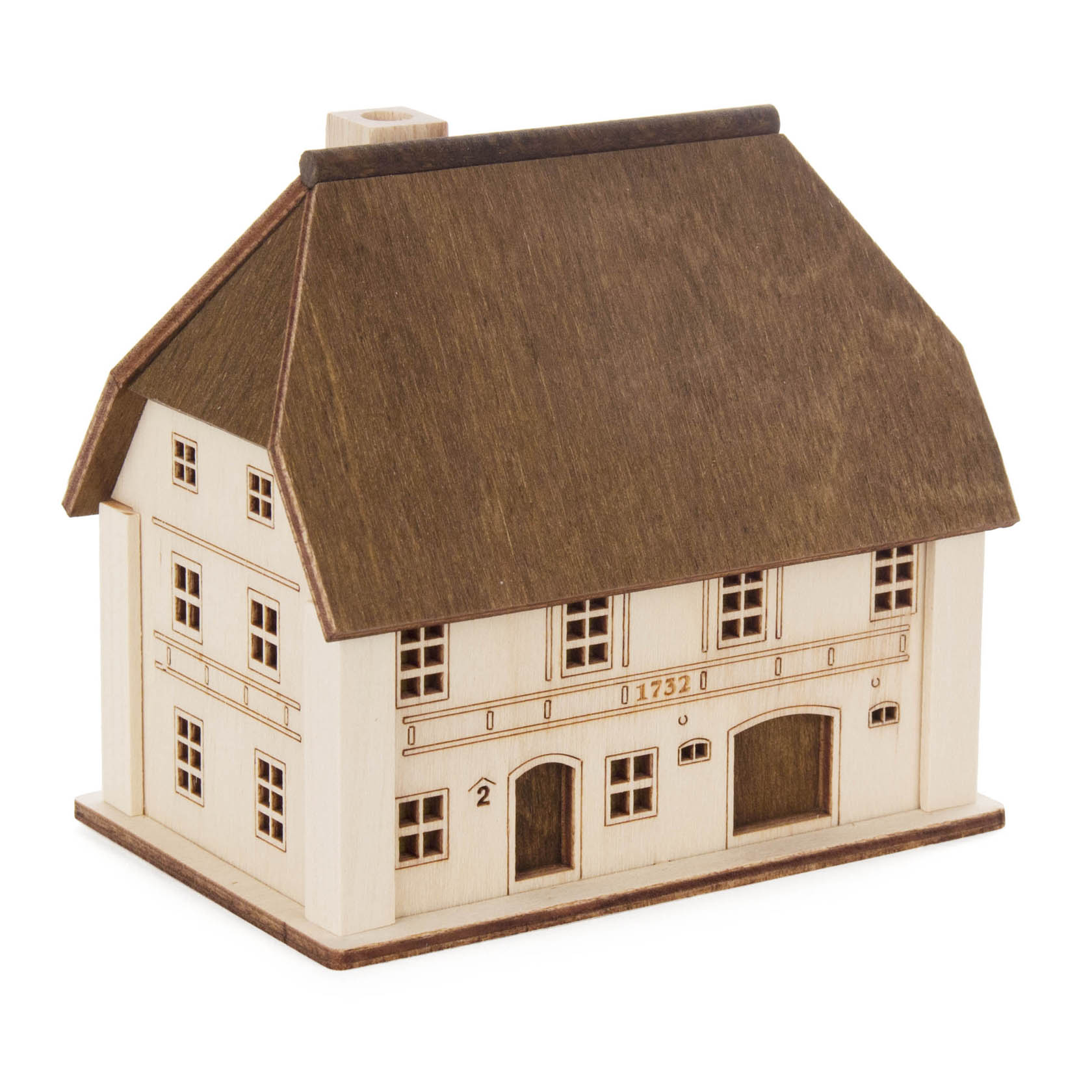 Holzmodell eines traditionellen Bauernhauses mit Strohdach und detaillierten Fenstern und Türen. Das Haus ist als Lichterhaus gestaltet. im Dregeno Online Shop günstig kaufen