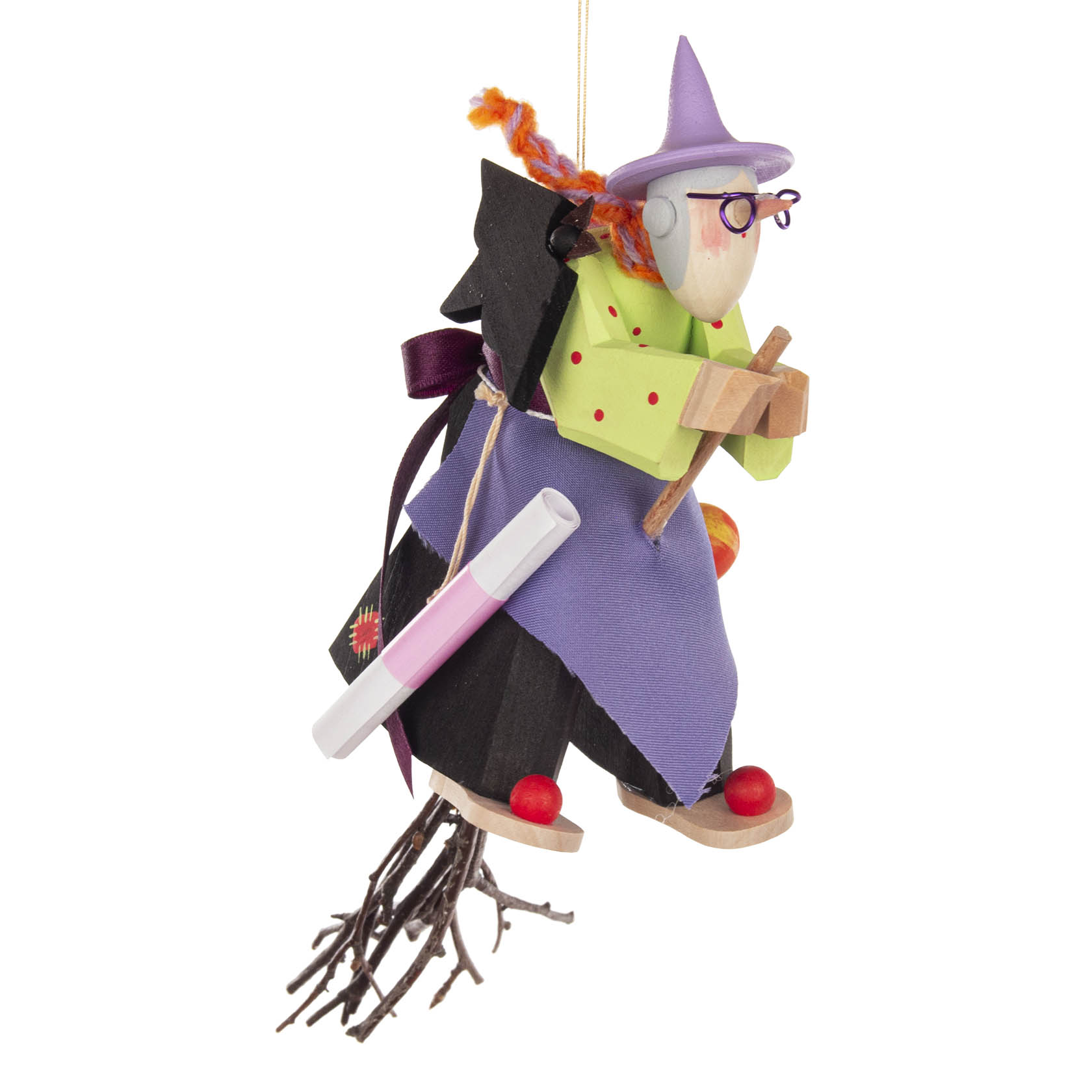 Bemalte Holzfigur einer Halloweenhexe auf einem Besen mit lila Hut und grünem Hemd, zum Aufhängen geeignet. im Dregeno Online Shop günstig kaufen