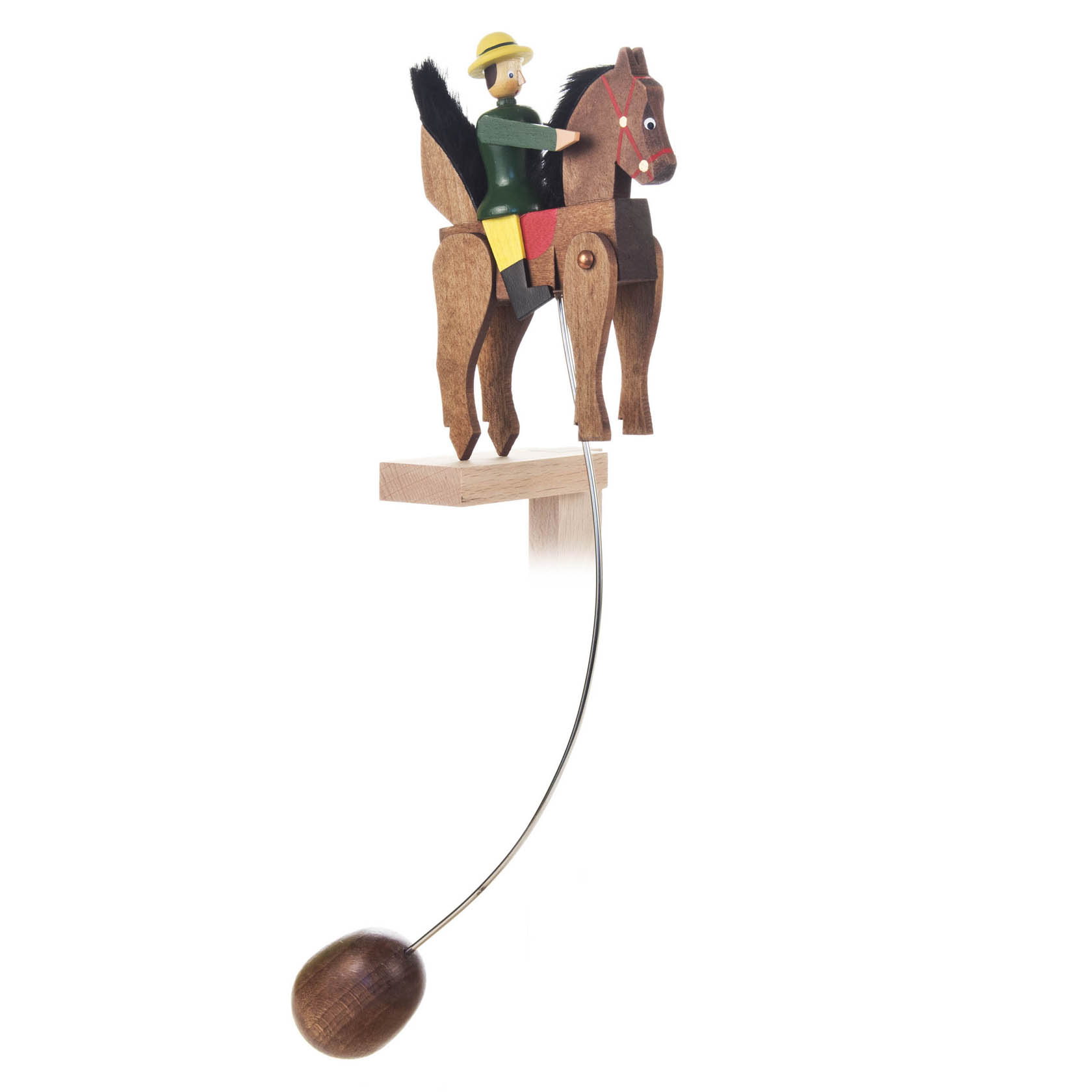 Eine hölzerne Schaukelfigur eines Reiters auf einem braunen Pferd. Der Reiter trägt grüne Kleidung und einen gelben Hut. Die Figur ist auf einem Ständer montiert. im Dregeno Online Shop günstig kaufen