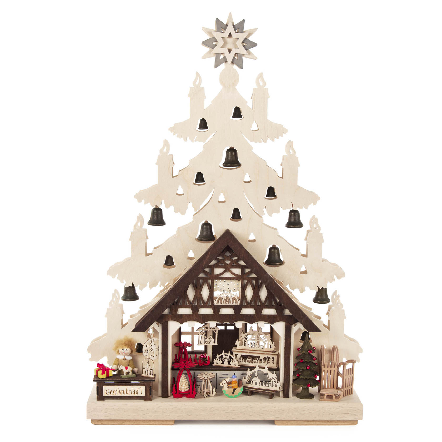 Ein kleiner Schwibbogen in Form einer Tanne mit LED-Beleuchtung. Der Bogen zeigt eine Miniaturszene von einem Geschenkeladen mit dekorativen Elementen. im Dregeno Online Shop günstig kaufen