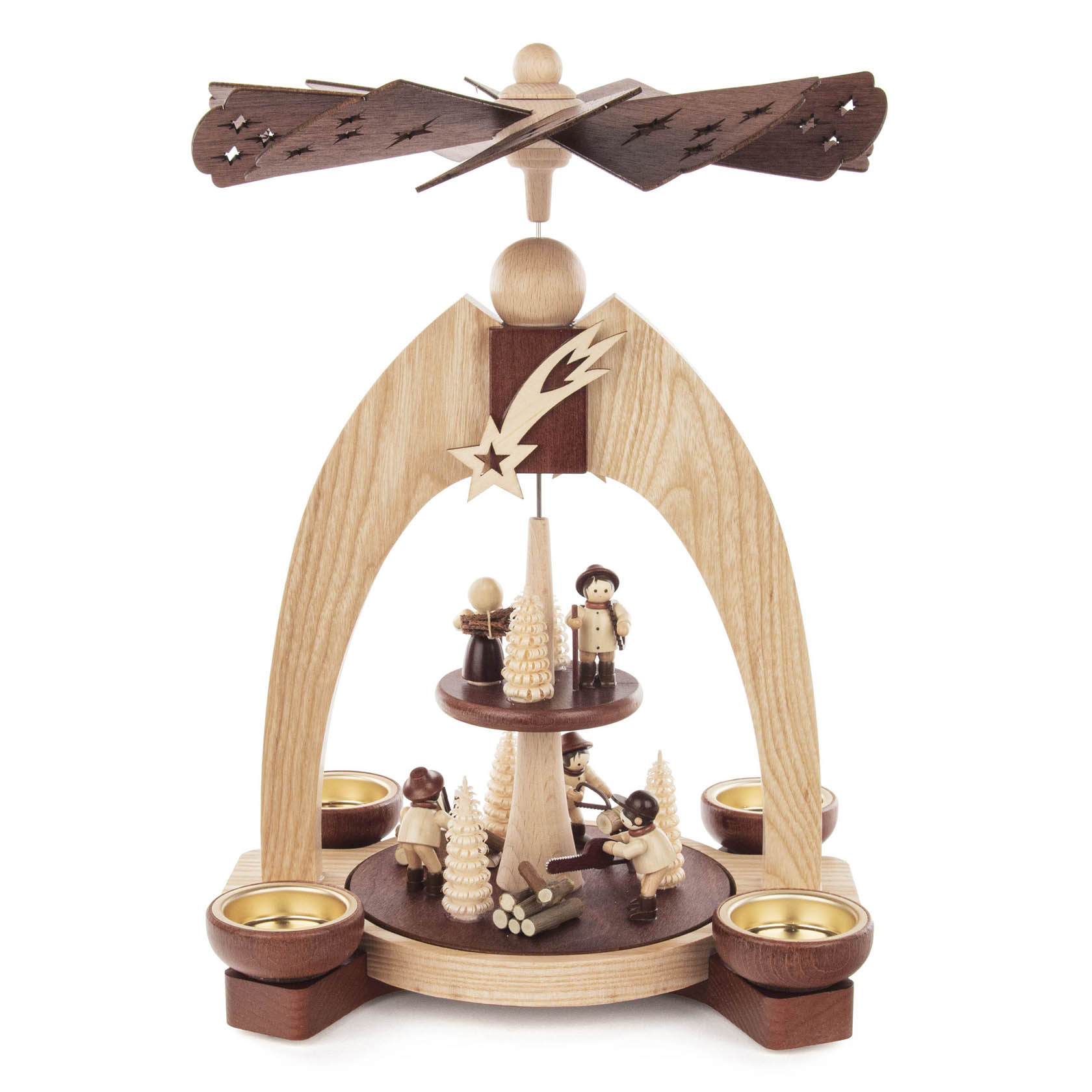 Zweistufige Holzpyramide mit Waldmotiv, Figuren, Tannenbäumen, einem Stern und vier Teelichthaltern, auf deren Spitze sich ein Propeller befindet. im Dregeno Online Shop günstig kaufen