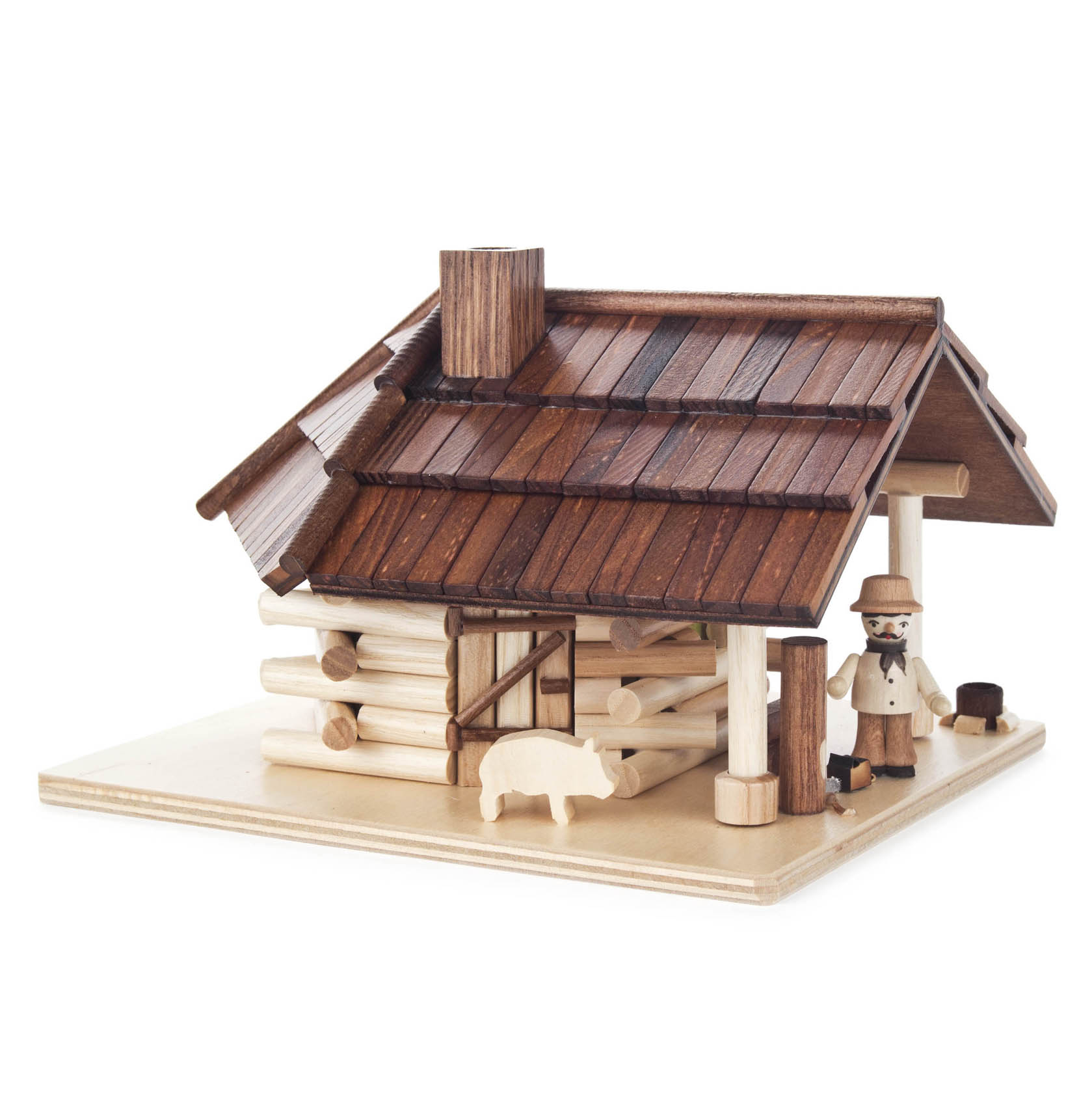 Ein Holzmodell einer Freiberger Hütte mit einem Kettensäger und einem Schwein. Das Gebäude hat ein geneigtes Dach und eine Rauchöffnung.