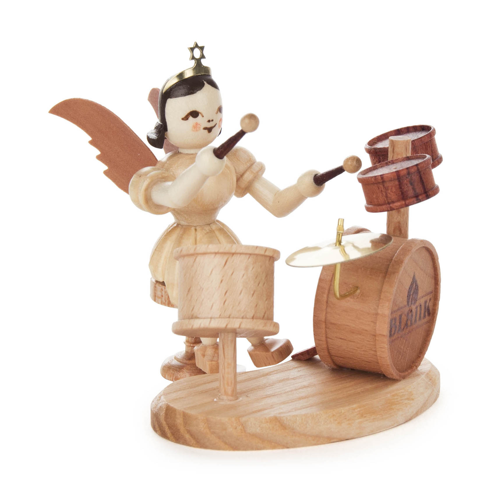 Holzengel mit goldener Krone und Flügeln spielt auf einem Holz-Schlagzeug mit Trommeln und Becken. Der Engel ist in einer natürlichen Holzfarbe gehalten. im Dregeno Online Shop günstig kaufen