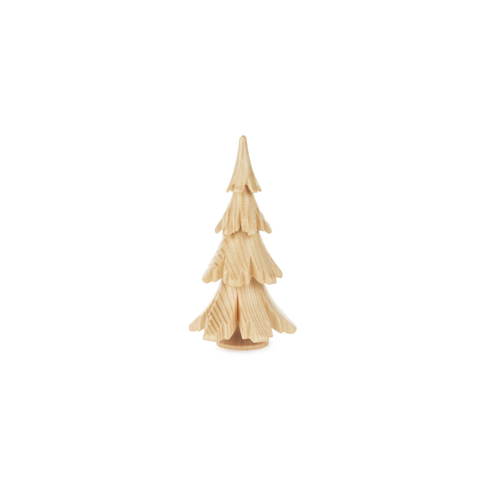 Eine kleine, geschnitzte Tanne aus hellem Massivholz mit mehreren schichtartigen Ebenen, etwa 9 cm hoch. im Dregeno Online Shop günstig kaufen