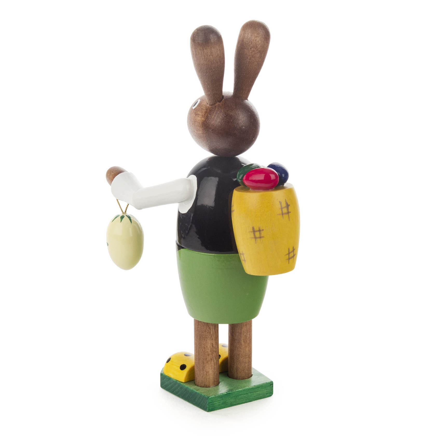 Holzfigur eines Osterhasenmanns, ca. 14cm groß, trägt einen kleinen Korb mit Ostereiern auf dem Rücken und hält ein kleines Osterei in der Hand.