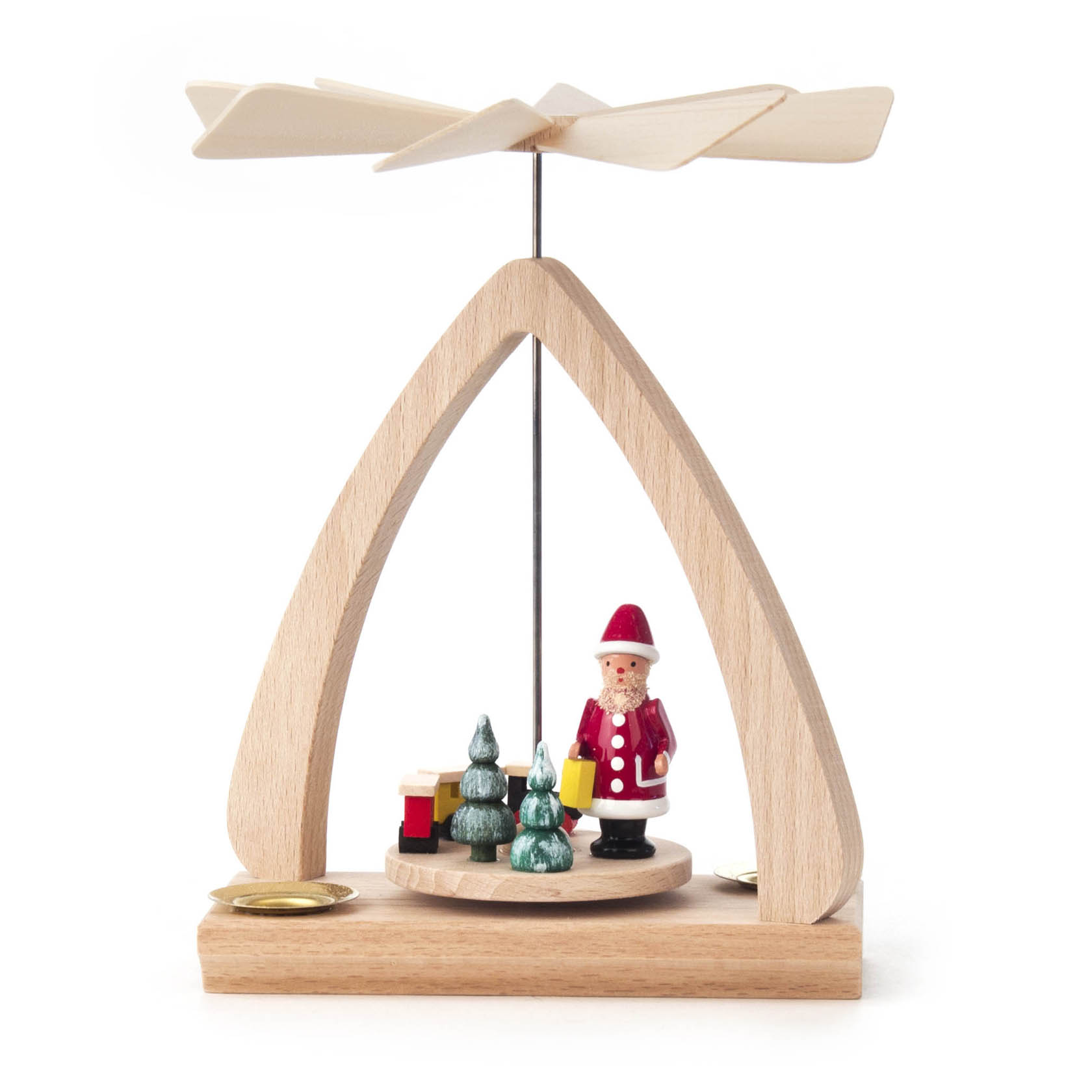 Holzpyramide mit Weihnachtsmannfigur, drei kleinen grünen Tannenbäumen und Geschenken auf einer Drehscheibe. Flügelrad oben, zwei Kerzenhalter an den Seiten. im Dregeno Online Shop günstig kaufen
