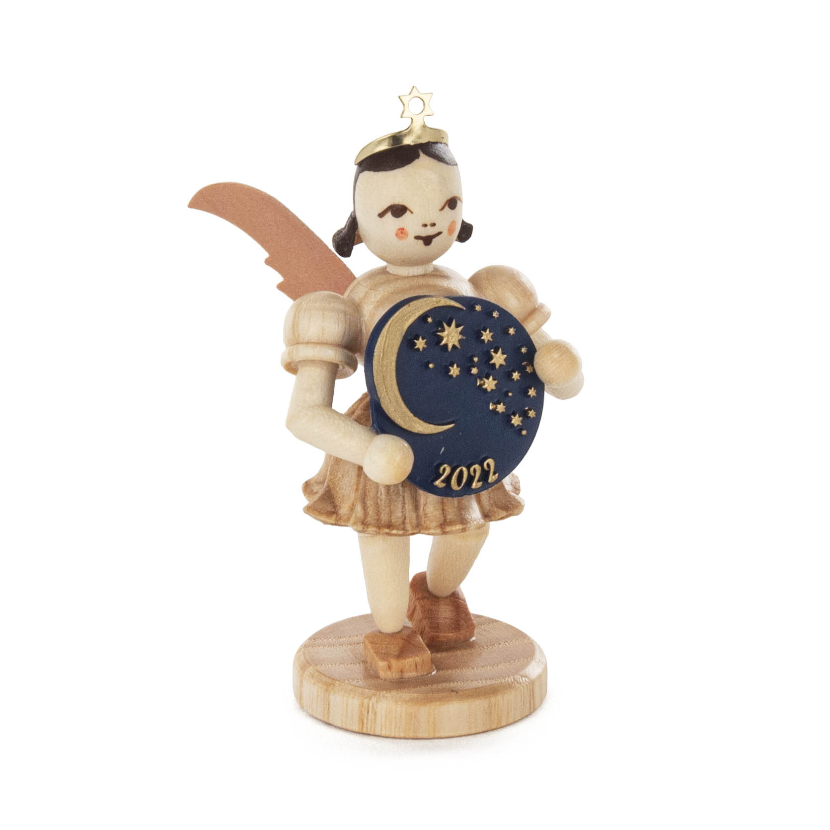 Holzengel-Figur mit Flügeln, hält dunkelblaues Schild mit goldenem Mond, Sternen und '2022'-Aufdruck, trägt goldene Krone mit Stern. im Dregeno Online Shop günstig kaufen