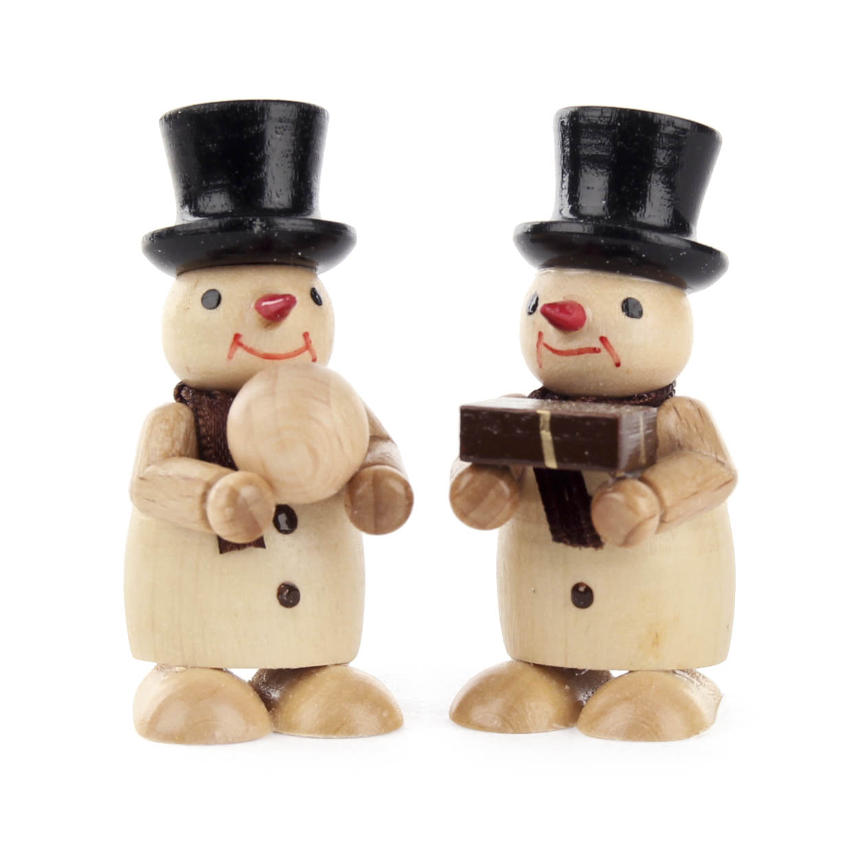 Two wooden snowman figurines with black hats and brown scarves. One holds a snowball, the other a gift. im Dregeno Online Shop günstig kaufen