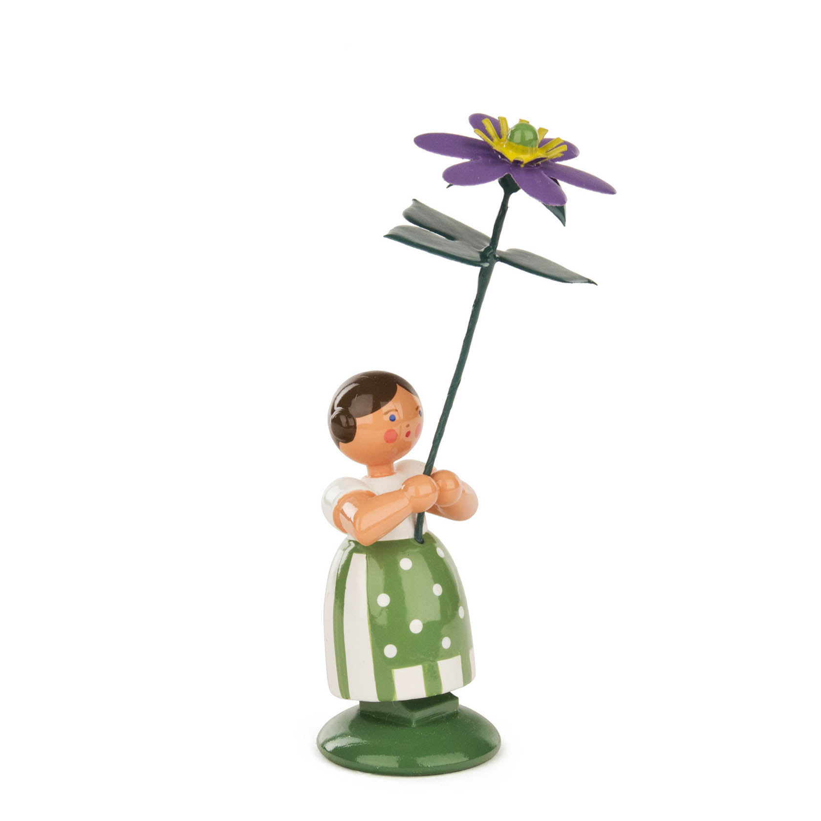 Holzfigur eines Blumenmädchens in grün-weißem Kleid mit einer lila Leberblume in der Hand. im Dregeno Online Shop günstig kaufen